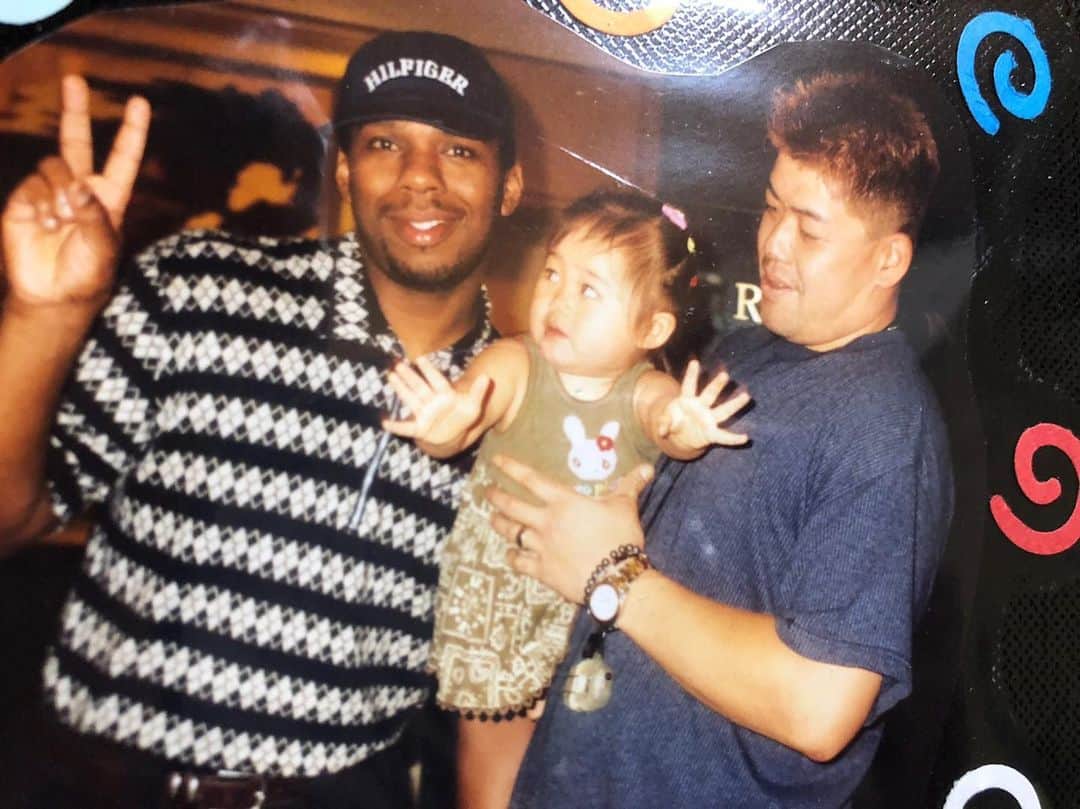 のインスタグラム：「. 自宅自粛中は子どもたちが小さい頃のホームビデオを見るのにハマっています！ . アルバムを開いてみたらタフィーとの写真が 元気にしてるかな？ . 世界にいち早く当たり前だと思っていた幸せな時間が戻りますように . 終息したらタフィーとも会いたい . #近鉄バファローズ」