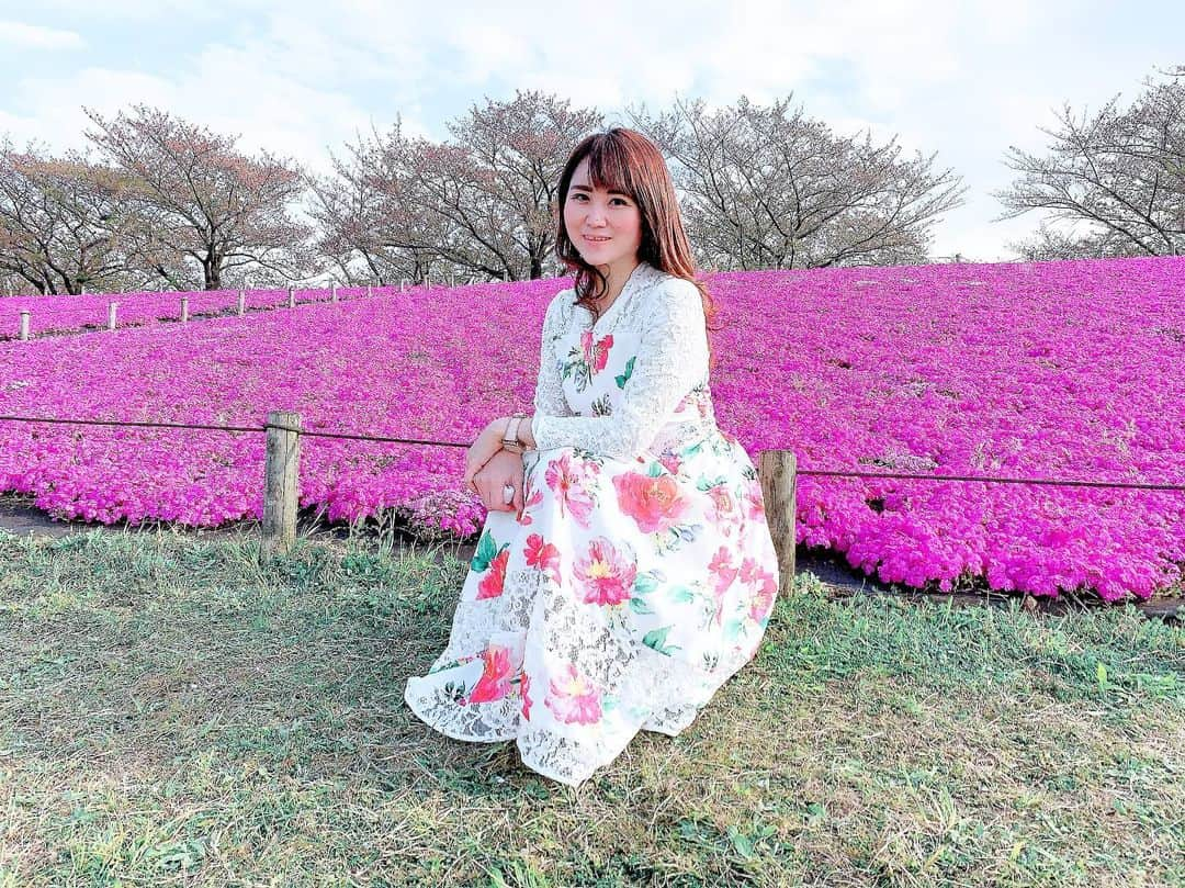 Miku Hirata 平田未来さんのインスタグラム写真 - (Miku Hirata 平田未来Instagram)「自然に触れてきました💐  平日はだいたいスーパーかコンビニにささっと行くか、お家にいるので  筋肉はたぶん落ちていて💪😳💦 睡眠時間はすごい増えてる気がします😴💤 おうちでは、プラレールレイアウトを リビング中に広げて🚞 新幹線の駅ごっこなどしています😊💓 おえかきや、図画工作の時間もすごく増えました🐼✂️ 楽しみや気分転換もみつけつつ 筋トレもしつつ、ニュースでポイントも抑えて…📺 過ごしましょう💓  #お花に囲まれて #お花畑 #お花畑コーデ というのが！ #運動不足解消」4月11日 18時39分 - miku.hirata