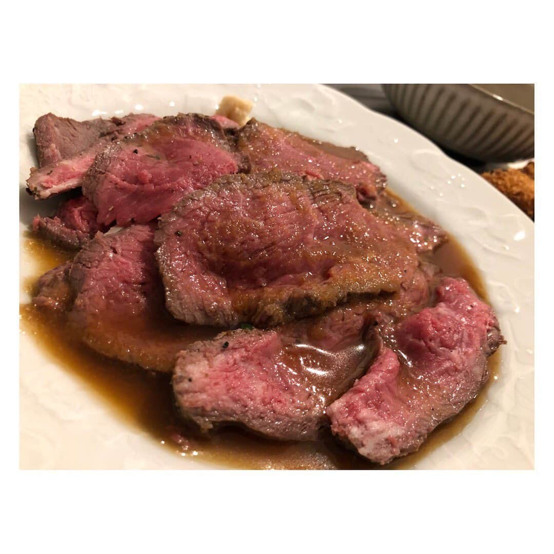 柳野玲子のインスタグラム：「おうちで作ると安上がり💞 美味しかった😍 #ローストビーフ #おうちごはん #簡単ごはん #美味」