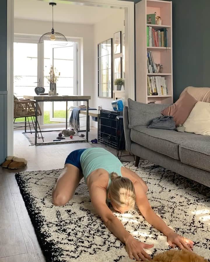 リンジー・シャープのインスタグラム：「Morning stretch + activation 🤙🏼 #wfh #homeworkout #adidasrunning #adidaswomen」