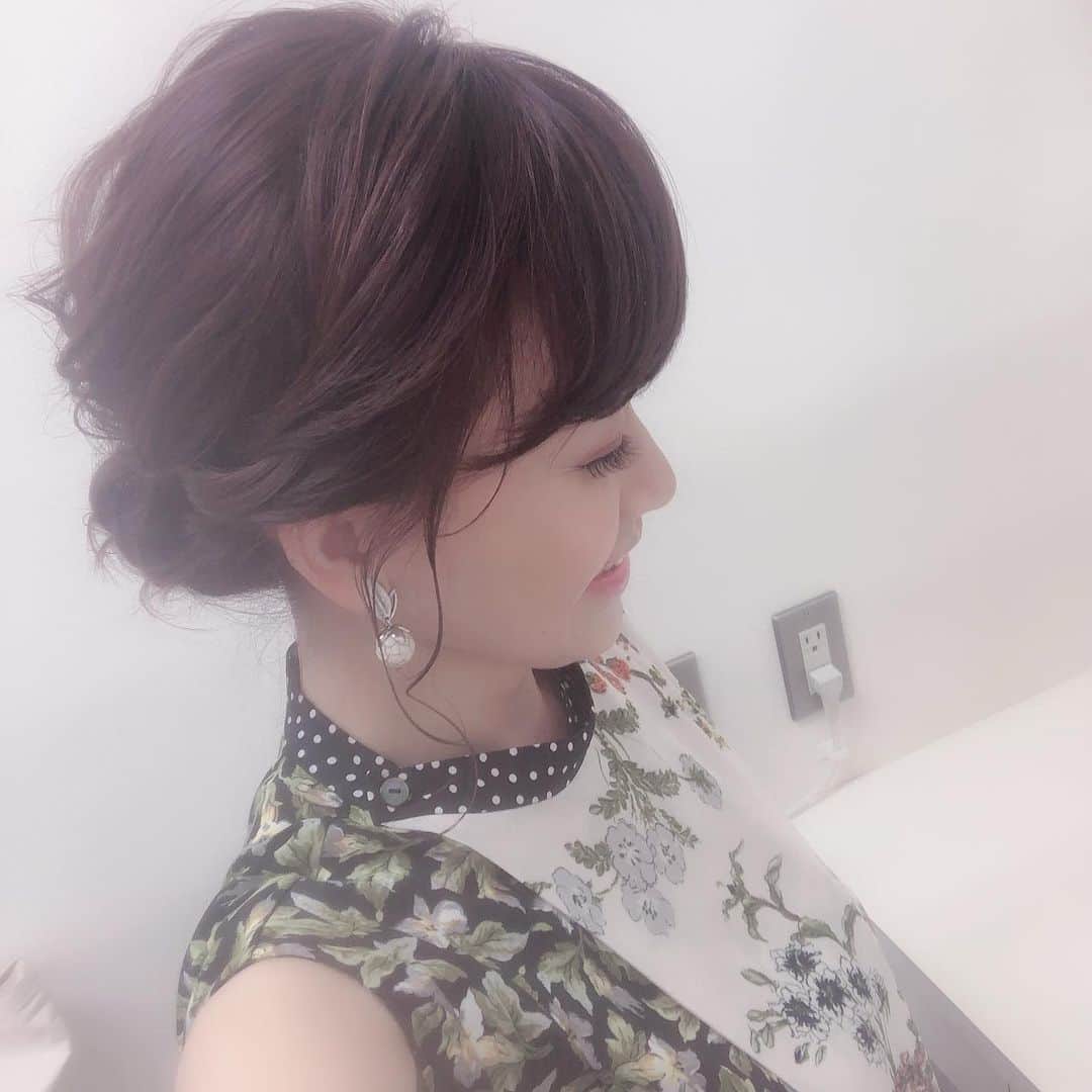 のインスタグラム：「本日の衣装とヘアアレンジ✨ 久しぶりにゆるふわアップにしてくださいました☺️ ノースリーブのトップスも素敵✨ 私はほぼスタイリストさんとヘアメイクさんにお任せしてその日の雰囲気を作って頂くので、今日もお任せで😁 もう本当にいつも感謝しかないです🙏✨ 負け続けて、中山最終レース、残りを全部8番人気フィリーズラン🏇✨の単勝に入れたら…僅かな差の2着😭 私なんぞそんなものです🤣 明日頑張ろう😅 本日も、グリーンチャンネル🏇📺をご覧頂いた皆様、ありがとうございました☺️ 明日も元気に1日をお過ごしください☺️ ☆4枚目は私服(@birthdaybashshop )5枚目は私物イヤリング  #岡部玲子 #タレント　#レポーター　#キャスター　#アナウンサー　#女子アナ　#フリーアナウンサー　#競馬　#競馬キャスター　#生放送　#衣装　#ヘアアレンジ　#私服　#イヤリング　#大ぶりイヤリング　#mama #talent #reporter #instagood #tvshow #hairarrange #tops #earings #stayhome #staysafe #smile #happy」