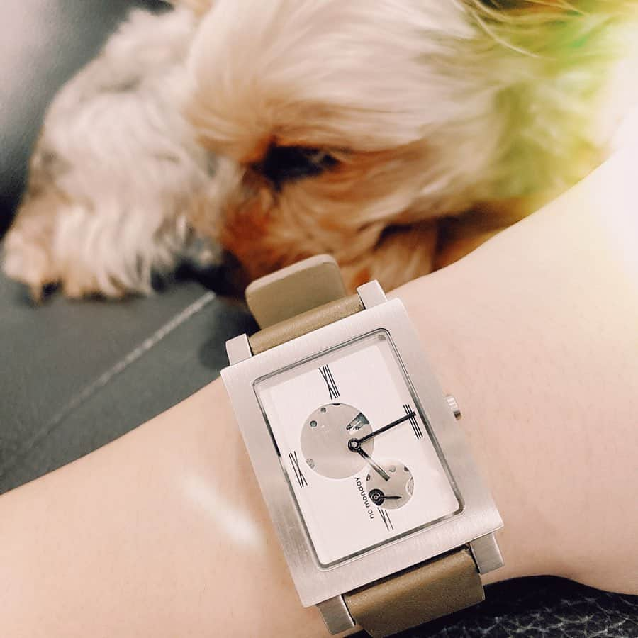 Rioさんのインスタグラム写真 - (RioInstagram)「⌚️ Thank U @nomonday_jp :) またかわいいgiftが届いた〜あ💐♡ うれしい〜！😿 . いつも選ばないスクエアタイプの時計も文字盤もおしゃれ！全部ツボ🥰 とってもオススメですっ！ . そしてそして、 クーポンコード「riofldh」使用で10%OFF💯  ネットショッピング楽しみましょう〜！💕😋 #nomonday#ノーマンデー#腕時計#時計#手元倶楽部」4月11日 18時44分 - rioflake0107