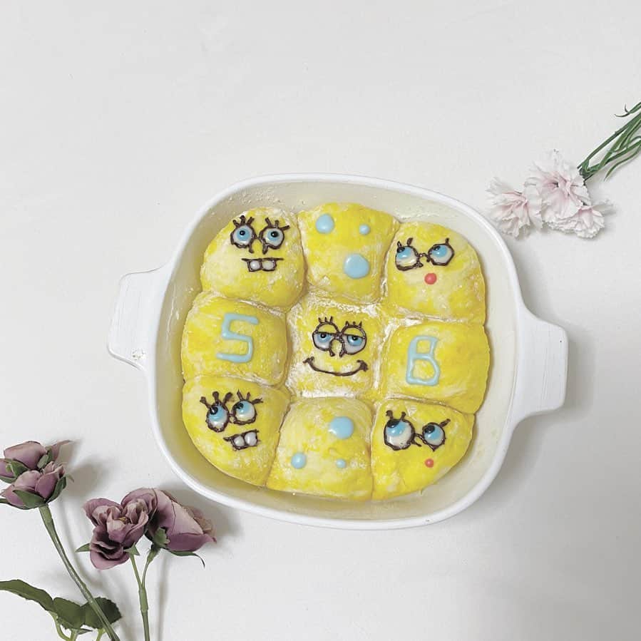 のインスタグラム：「ted🐻ぶりのちぎりパン💛 今回はスポンジボブにしてみたよ〜🧽💛🛁 もっちもちのミルク風味で味も我ながら満点でした💯 . . . .  #えまずきっちん👶🏼#おうちごはん#おうちごはんlover#おうちごはん部#おうちかふぇ#おうちカフェ#おうちカフェごはん#手料理#手料理日記#手料理グラム#料理記録#料理女子#手作り料理#おうちスイーツ#スポンジボブ#spongebob#キャラスイーツ#ちぎりパン#手作りパン#キャラパン#キャラクターケーキ」