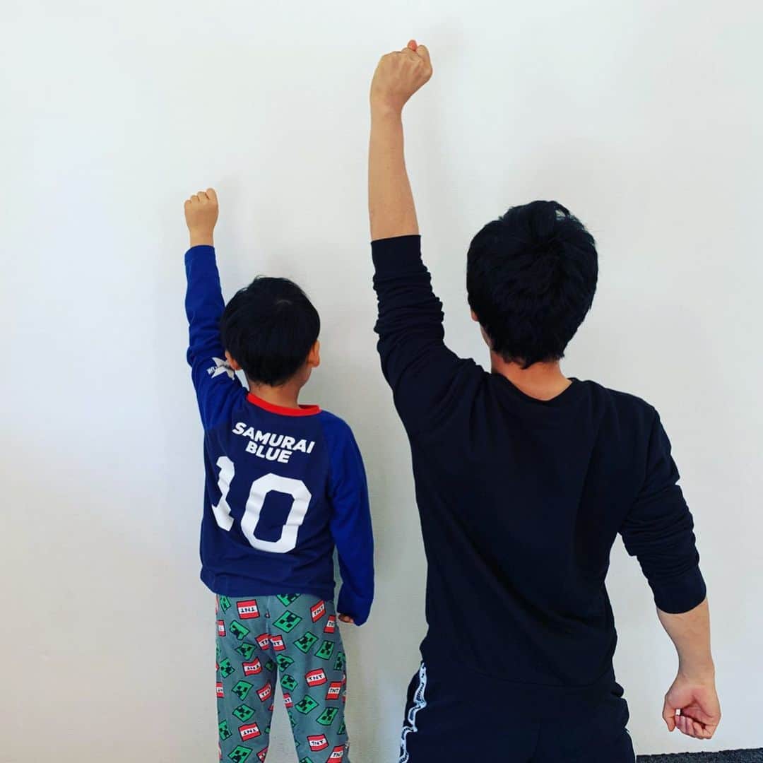 遠藤航のインスタグラム：「. #医療従事者は私たちのヒーロー  @ThanksMedicalWorkers #Medicalworkersareourheroes  命を張って戦ってくださっている医療従事者、またそのご家族へ感謝と私たちの声援が伝わりますように👩🏻‍⚕️👨🏻‍⚕️🙏 . ①左手を上げた写真を撮り ② #医療従事者は私たちのヒーロー　を付け ③postして思いを届けよう！  #stayhome #ありがとう」