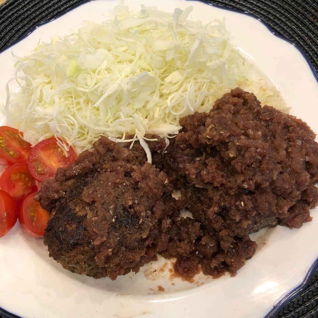 児嶋一哉のインスタグラム：「料理した事ないけど頑張って ハンバーグ作った！ 見た目はまずそうだけど、、 美味かった！」