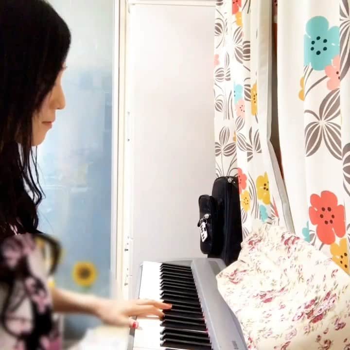 のインスタグラム：「・ ・ 雨夜の月の弾き語りver. 今だからこそ！ 続きはTwitterに載せたので、ぜひ聴いてね💓 ・ ・ 【花は散りとて春の行方探すー  天つ彼方一つ願った ただ君に逢いたいのとーー】 ・ ・ ・ ・ ・  #あさひうた  #田﨑あさひ  #雨夜の月  #おうち時間  #おうち時間を楽しもう  #stayhome  #StayAtHome  #コロナに負けるな」