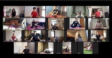 湯田葉月さんのインスタグラム写真 - (湯田葉月Instagram)「Athlete Yoga🧘🏽‍♂️🧘🏽‍♀️今はコロナで世界中が大変な時。私たちが出来ることは、家に居て🦠移さない、移らない。そして健康でいること！いつも当たり前に出来ていた練習が出来ないけど、他にも出来ることは沢山ある🧸今日は @namico423 にYogaと瞑想の仕方を教えてもらいました💐アスリートのみんなも瞑想Timeつくる！って人が沢山いたので、1分でも自分の身体と心に向き合う時間を作ってあげるのもいいかもしれません☺️🌿今日はなみちゃんもアスリートのみんなもありがとう💛#yoga #athlete #relux #stayhome #bepositive #zoom #hockey #7srugby #rugby #handball #missuniversejapan #osaka #lululemon #lululemonjp #japan7s #sakurajapan #redsparks」4月11日 19時25分 - yudahazuki