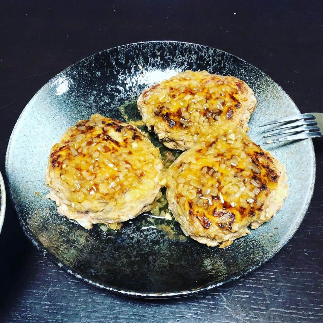 のインスタグラム：「でかく作りすぎた‼️笑笑  #料理楽しくなってきた笑 #ハンバーグ三兄弟 #長男ザキさん #次男矢崎さん #三男ケムナブラット」