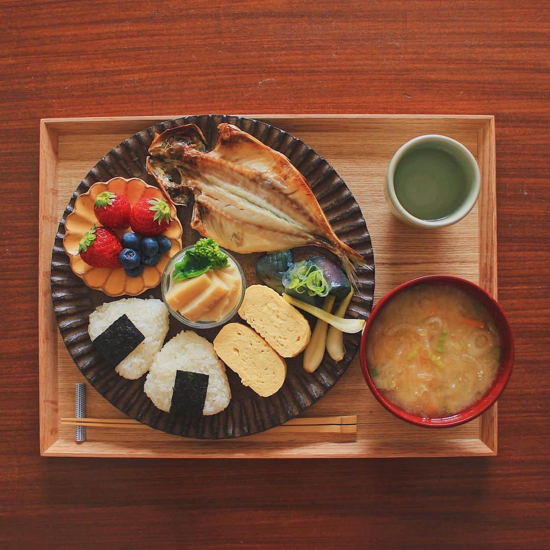 Kaori from Japanese Kitchenさんのインスタグラム写真 - (Kaori from Japanese KitchenInstagram)「この前のワンプレート。最後にスマホ疲れに効くツボをご紹介。 ・ こんばんは。 この前の朝昼ごはん。 あじの開きがメインです。 ワンプレートは洗い物が少なくて楽ちん。 盛り付けがいい感じにできて 色々と写真を撮っちゃった。 おばんざいは安定の @kyo.ryori_aun です。 ・ ・ いつもなら薬膳走り書き、なんですが 今日はヨガの先生に教えてもらった スマホ疲れに効くツボをご紹介。 動画撮ってみましたので スワイプしてみてください👀 「手三里」というツボなのですが 首からくる肩こりや頭痛に効くツボです。 ひじを曲げた際にしわができる場所から こぶし側に指3本分離れた場所を押すだけ。 にぎりこぶしを作って 一番盛り上がった腕の筋肉を押してみてください。 結構痛いと思います。 先生曰く、スマホで首が疲れている人に めっちゃ効くよーと教えてもらってから 夜寝る前に押してます。 #おうち時間 が増えてスマホ時間が増えた人や 少し頭痛がする人、胃腸が疲れてる人にも◎。 ぜひやってみてください☺︎ お疲れ様でした。 ・ ・ ・ 【おしながき】 三角おにぎり 新にんじんと新玉ねぎのお味噌汁 あじの開き 新らっきょうの甘酢漬け だし巻き卵 茄子の揚げ浸し 筍と湯葉 @kyo_ryori.aun Wベリー（いちごとブルーベリー） ・ ・ Hi from Tokyo! Today’s late brunch: Rice balls, miso soup, grilled mackerel,  rolled egg omelet, egg plant, bamboo shoot w/ Yuba(Tofu skin), strawberry and blueberry as a dessert. Today I introduce acupuncture point for headache. ・ ・ 2020.04.11 Sat ・ ・ ・ ・ ここからは独り言です。 自粛生活、少しずつ生活の変化を受け入れられるようになってきました。5月以降も長期化しそうだなと個人的に思っていて、毎食自炊はかなり疲れるなーと感じてます。ご飯の用意が何回適当になったことか…そういうわけで適度なガス抜きのため近所のテイクアウトを積極活用中。お菓子のお取り寄せにも手を出し始めてます。どこも行ってない分、食費が圧倒的に増えてます笑　食べることが一番の楽しみで…まあいっか。今日久々に外を走っていたら、皆、適度な距離を保ってマスクやバンダナを口元にあてていました。私もうつさない、うつらない努力をしていきます。 ・ ・ ・ #japanesemeal #washoku #breakfast #朝ごはん #おうちごはん #早餐 #아침밥 #薬膳 #うつわ #自炊 #鳥山高史 #stayhome #小澤基晴 #ワンプレート #和ンプレート」4月11日 19時33分 - coco_kontasu