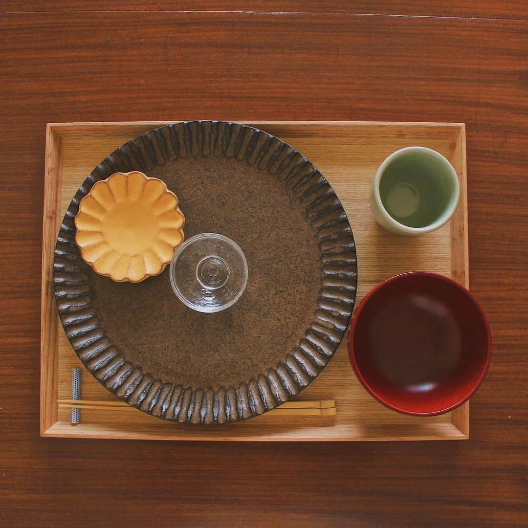Kaori from Japanese Kitchenさんのインスタグラム写真 - (Kaori from Japanese KitchenInstagram)「この前のワンプレート。最後にスマホ疲れに効くツボをご紹介。 ・ こんばんは。 この前の朝昼ごはん。 あじの開きがメインです。 ワンプレートは洗い物が少なくて楽ちん。 盛り付けがいい感じにできて 色々と写真を撮っちゃった。 おばんざいは安定の @kyo.ryori_aun です。 ・ ・ いつもなら薬膳走り書き、なんですが 今日はヨガの先生に教えてもらった スマホ疲れに効くツボをご紹介。 動画撮ってみましたので スワイプしてみてください👀 「手三里」というツボなのですが 首からくる肩こりや頭痛に効くツボです。 ひじを曲げた際にしわができる場所から こぶし側に指3本分離れた場所を押すだけ。 にぎりこぶしを作って 一番盛り上がった腕の筋肉を押してみてください。 結構痛いと思います。 先生曰く、スマホで首が疲れている人に めっちゃ効くよーと教えてもらってから 夜寝る前に押してます。 #おうち時間 が増えてスマホ時間が増えた人や 少し頭痛がする人、胃腸が疲れてる人にも◎。 ぜひやってみてください☺︎ お疲れ様でした。 ・ ・ ・ 【おしながき】 三角おにぎり 新にんじんと新玉ねぎのお味噌汁 あじの開き 新らっきょうの甘酢漬け だし巻き卵 茄子の揚げ浸し 筍と湯葉 @kyo_ryori.aun Wベリー（いちごとブルーベリー） ・ ・ Hi from Tokyo! Today’s late brunch: Rice balls, miso soup, grilled mackerel,  rolled egg omelet, egg plant, bamboo shoot w/ Yuba(Tofu skin), strawberry and blueberry as a dessert. Today I introduce acupuncture point for headache. ・ ・ 2020.04.11 Sat ・ ・ ・ ・ ここからは独り言です。 自粛生活、少しずつ生活の変化を受け入れられるようになってきました。5月以降も長期化しそうだなと個人的に思っていて、毎食自炊はかなり疲れるなーと感じてます。ご飯の用意が何回適当になったことか…そういうわけで適度なガス抜きのため近所のテイクアウトを積極活用中。お菓子のお取り寄せにも手を出し始めてます。どこも行ってない分、食費が圧倒的に増えてます笑　食べることが一番の楽しみで…まあいっか。今日久々に外を走っていたら、皆、適度な距離を保ってマスクやバンダナを口元にあてていました。私もうつさない、うつらない努力をしていきます。 ・ ・ ・ #japanesemeal #washoku #breakfast #朝ごはん #おうちごはん #早餐 #아침밥 #薬膳 #うつわ #自炊 #鳥山高史 #stayhome #小澤基晴 #ワンプレート #和ンプレート」4月11日 19時33分 - coco_kontasu