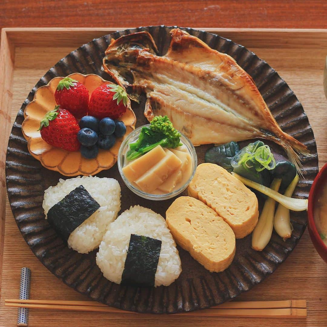 Kaori from Japanese Kitchenさんのインスタグラム写真 - (Kaori from Japanese KitchenInstagram)「この前のワンプレート。最後にスマホ疲れに効くツボをご紹介。 ・ こんばんは。 この前の朝昼ごはん。 あじの開きがメインです。 ワンプレートは洗い物が少なくて楽ちん。 盛り付けがいい感じにできて 色々と写真を撮っちゃった。 おばんざいは安定の @kyo.ryori_aun です。 ・ ・ いつもなら薬膳走り書き、なんですが 今日はヨガの先生に教えてもらった スマホ疲れに効くツボをご紹介。 動画撮ってみましたので スワイプしてみてください👀 「手三里」というツボなのですが 首からくる肩こりや頭痛に効くツボです。 ひじを曲げた際にしわができる場所から こぶし側に指3本分離れた場所を押すだけ。 にぎりこぶしを作って 一番盛り上がった腕の筋肉を押してみてください。 結構痛いと思います。 先生曰く、スマホで首が疲れている人に めっちゃ効くよーと教えてもらってから 夜寝る前に押してます。 #おうち時間 が増えてスマホ時間が増えた人や 少し頭痛がする人、胃腸が疲れてる人にも◎。 ぜひやってみてください☺︎ お疲れ様でした。 ・ ・ ・ 【おしながき】 三角おにぎり 新にんじんと新玉ねぎのお味噌汁 あじの開き 新らっきょうの甘酢漬け だし巻き卵 茄子の揚げ浸し 筍と湯葉 @kyo_ryori.aun Wベリー（いちごとブルーベリー） ・ ・ Hi from Tokyo! Today’s late brunch: Rice balls, miso soup, grilled mackerel,  rolled egg omelet, egg plant, bamboo shoot w/ Yuba(Tofu skin), strawberry and blueberry as a dessert. Today I introduce acupuncture point for headache. ・ ・ 2020.04.11 Sat ・ ・ ・ ・ ここからは独り言です。 自粛生活、少しずつ生活の変化を受け入れられるようになってきました。5月以降も長期化しそうだなと個人的に思っていて、毎食自炊はかなり疲れるなーと感じてます。ご飯の用意が何回適当になったことか…そういうわけで適度なガス抜きのため近所のテイクアウトを積極活用中。お菓子のお取り寄せにも手を出し始めてます。どこも行ってない分、食費が圧倒的に増えてます笑　食べることが一番の楽しみで…まあいっか。今日久々に外を走っていたら、皆、適度な距離を保ってマスクやバンダナを口元にあてていました。私もうつさない、うつらない努力をしていきます。 ・ ・ ・ #japanesemeal #washoku #breakfast #朝ごはん #おうちごはん #早餐 #아침밥 #薬膳 #うつわ #自炊 #鳥山高史 #stayhome #小澤基晴 #ワンプレート #和ンプレート」4月11日 19時33分 - coco_kontasu