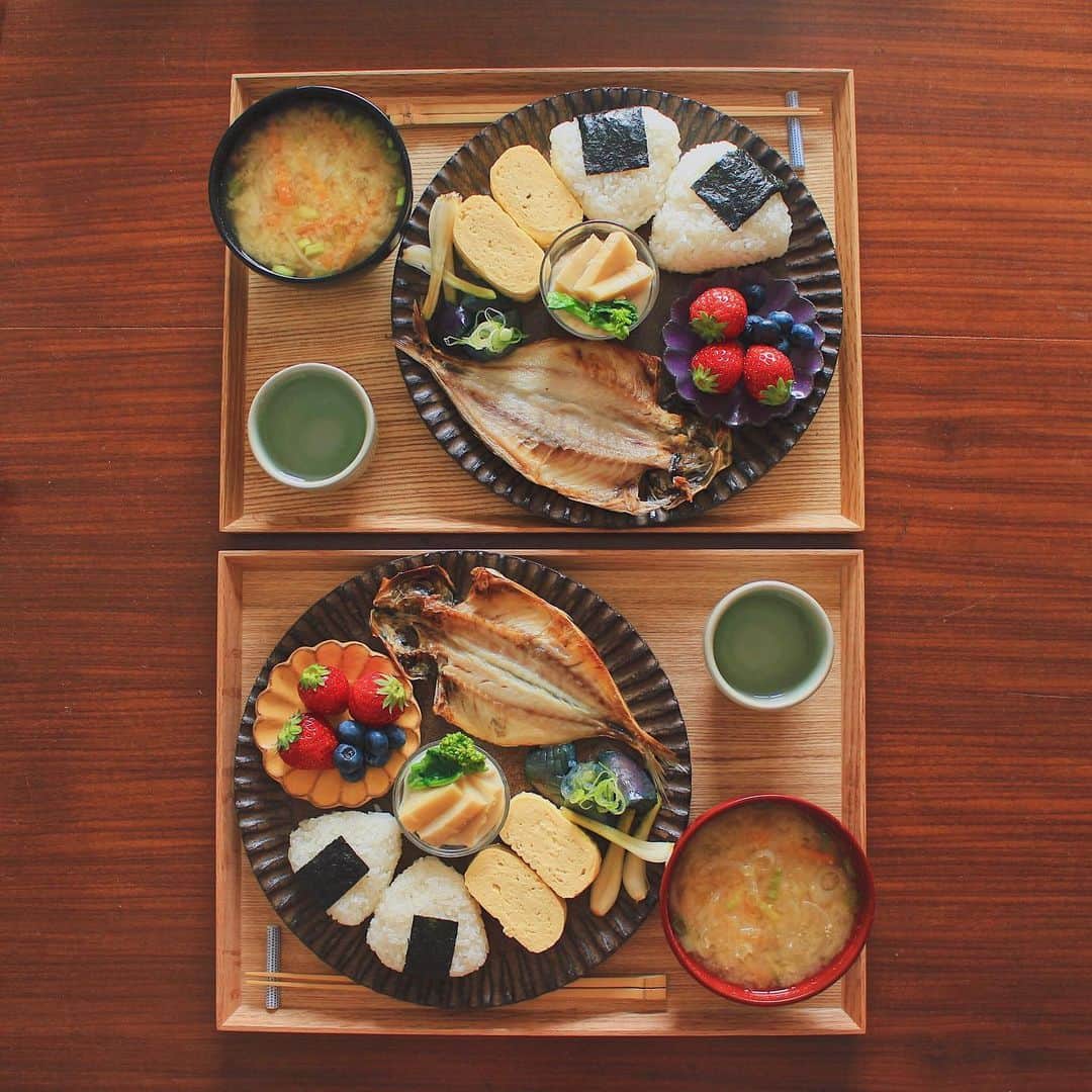 Kaori from Japanese Kitchenさんのインスタグラム写真 - (Kaori from Japanese KitchenInstagram)「この前のワンプレート。最後にスマホ疲れに効くツボをご紹介。 ・ こんばんは。 この前の朝昼ごはん。 あじの開きがメインです。 ワンプレートは洗い物が少なくて楽ちん。 盛り付けがいい感じにできて 色々と写真を撮っちゃった。 おばんざいは安定の @kyo.ryori_aun です。 ・ ・ いつもなら薬膳走り書き、なんですが 今日はヨガの先生に教えてもらった スマホ疲れに効くツボをご紹介。 動画撮ってみましたので スワイプしてみてください👀 「手三里」というツボなのですが 首からくる肩こりや頭痛に効くツボです。 ひじを曲げた際にしわができる場所から こぶし側に指3本分離れた場所を押すだけ。 にぎりこぶしを作って 一番盛り上がった腕の筋肉を押してみてください。 結構痛いと思います。 先生曰く、スマホで首が疲れている人に めっちゃ効くよーと教えてもらってから 夜寝る前に押してます。 #おうち時間 が増えてスマホ時間が増えた人や 少し頭痛がする人、胃腸が疲れてる人にも◎。 ぜひやってみてください☺︎ お疲れ様でした。 ・ ・ ・ 【おしながき】 三角おにぎり 新にんじんと新玉ねぎのお味噌汁 あじの開き 新らっきょうの甘酢漬け だし巻き卵 茄子の揚げ浸し 筍と湯葉 @kyo_ryori.aun Wベリー（いちごとブルーベリー） ・ ・ Hi from Tokyo! Today’s late brunch: Rice balls, miso soup, grilled mackerel,  rolled egg omelet, egg plant, bamboo shoot w/ Yuba(Tofu skin), strawberry and blueberry as a dessert. Today I introduce acupuncture point for headache. ・ ・ 2020.04.11 Sat ・ ・ ・ ・ ここからは独り言です。 自粛生活、少しずつ生活の変化を受け入れられるようになってきました。5月以降も長期化しそうだなと個人的に思っていて、毎食自炊はかなり疲れるなーと感じてます。ご飯の用意が何回適当になったことか…そういうわけで適度なガス抜きのため近所のテイクアウトを積極活用中。お菓子のお取り寄せにも手を出し始めてます。どこも行ってない分、食費が圧倒的に増えてます笑　食べることが一番の楽しみで…まあいっか。今日久々に外を走っていたら、皆、適度な距離を保ってマスクやバンダナを口元にあてていました。私もうつさない、うつらない努力をしていきます。 ・ ・ ・ #japanesemeal #washoku #breakfast #朝ごはん #おうちごはん #早餐 #아침밥 #薬膳 #うつわ #自炊 #鳥山高史 #stayhome #小澤基晴 #ワンプレート #和ンプレート」4月11日 19時33分 - coco_kontasu