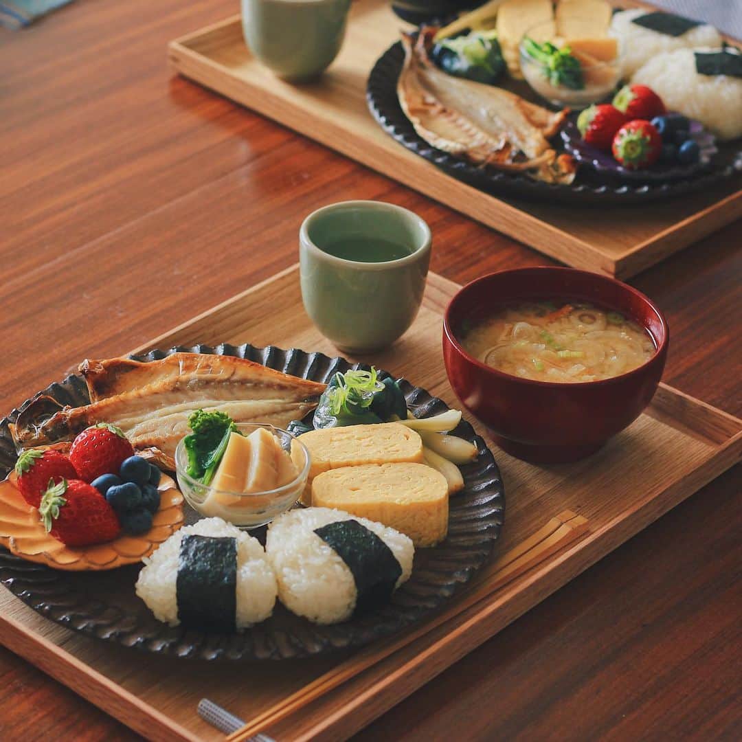 Kaori from Japanese Kitchenさんのインスタグラム写真 - (Kaori from Japanese KitchenInstagram)「この前のワンプレート。最後にスマホ疲れに効くツボをご紹介。 ・ こんばんは。 この前の朝昼ごはん。 あじの開きがメインです。 ワンプレートは洗い物が少なくて楽ちん。 盛り付けがいい感じにできて 色々と写真を撮っちゃった。 おばんざいは安定の @kyo.ryori_aun です。 ・ ・ いつもなら薬膳走り書き、なんですが 今日はヨガの先生に教えてもらった スマホ疲れに効くツボをご紹介。 動画撮ってみましたので スワイプしてみてください👀 「手三里」というツボなのですが 首からくる肩こりや頭痛に効くツボです。 ひじを曲げた際にしわができる場所から こぶし側に指3本分離れた場所を押すだけ。 にぎりこぶしを作って 一番盛り上がった腕の筋肉を押してみてください。 結構痛いと思います。 先生曰く、スマホで首が疲れている人に めっちゃ効くよーと教えてもらってから 夜寝る前に押してます。 #おうち時間 が増えてスマホ時間が増えた人や 少し頭痛がする人、胃腸が疲れてる人にも◎。 ぜひやってみてください☺︎ お疲れ様でした。 ・ ・ ・ 【おしながき】 三角おにぎり 新にんじんと新玉ねぎのお味噌汁 あじの開き 新らっきょうの甘酢漬け だし巻き卵 茄子の揚げ浸し 筍と湯葉 @kyo_ryori.aun Wベリー（いちごとブルーベリー） ・ ・ Hi from Tokyo! Today’s late brunch: Rice balls, miso soup, grilled mackerel,  rolled egg omelet, egg plant, bamboo shoot w/ Yuba(Tofu skin), strawberry and blueberry as a dessert. Today I introduce acupuncture point for headache. ・ ・ 2020.04.11 Sat ・ ・ ・ ・ ここからは独り言です。 自粛生活、少しずつ生活の変化を受け入れられるようになってきました。5月以降も長期化しそうだなと個人的に思っていて、毎食自炊はかなり疲れるなーと感じてます。ご飯の用意が何回適当になったことか…そういうわけで適度なガス抜きのため近所のテイクアウトを積極活用中。お菓子のお取り寄せにも手を出し始めてます。どこも行ってない分、食費が圧倒的に増えてます笑　食べることが一番の楽しみで…まあいっか。今日久々に外を走っていたら、皆、適度な距離を保ってマスクやバンダナを口元にあてていました。私もうつさない、うつらない努力をしていきます。 ・ ・ ・ #japanesemeal #washoku #breakfast #朝ごはん #おうちごはん #早餐 #아침밥 #薬膳 #うつわ #自炊 #鳥山高史 #stayhome #小澤基晴 #ワンプレート #和ンプレート」4月11日 19時33分 - coco_kontasu