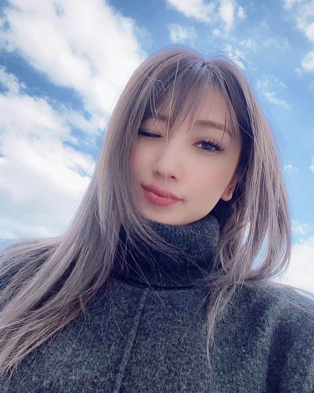 YUMIKAのインスタグラム：「みんな家で何して過ごしてる🌝？ ゆみかはヒロアカ4期までぶっ通しで観て 謎の達成感。。٩( ‘ω’ )و インスタLIVEしてみようかと思ったけど 照れて3秒で終了したよ🌝早 リアルタイムで皆と話せる貴重なツールだし 近い内に...やって...みようかな...🥺 ちなみに暫く美容院行ってないから今この写真の時より超金髪🌝🌝 #cyberjapan #cyberjapandancers #サイバージャパン #サイバージャパンダンサーズ #cjd_yumika」