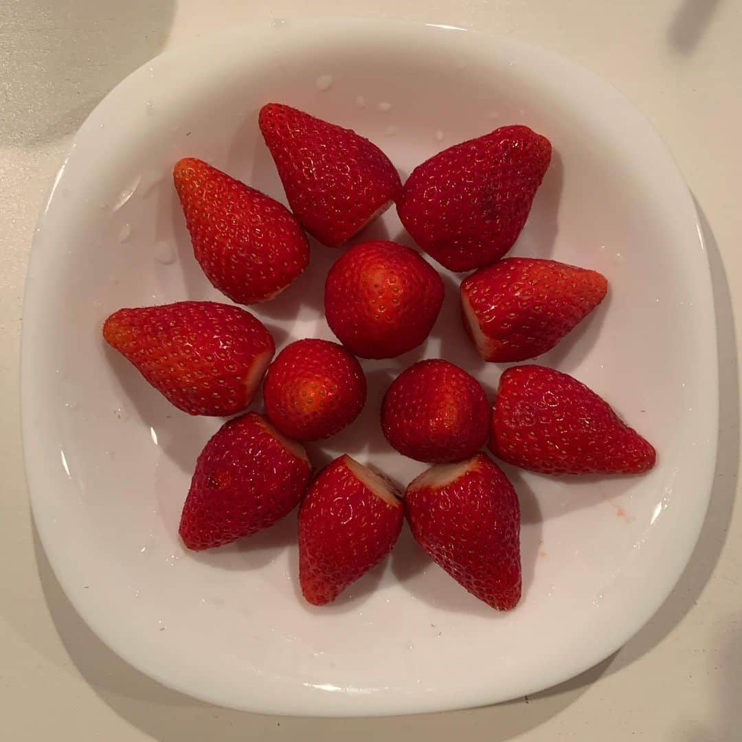 LiLyさんのインスタグラム写真 - (LiLyInstagram)「宮崎の宝石🍓🍓🍓 今まで食べた苺で 一番美味しい... 泣ける..ありがとう @saekoofficial 🍓  #宮崎県　#ステキ」4月11日 19時40分 - lilylilylilycom