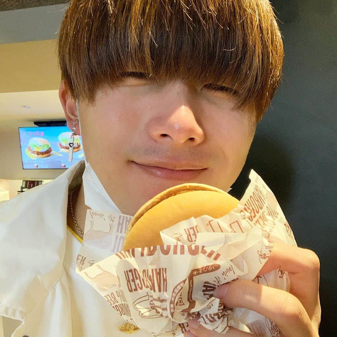 川端誠生のインスタグラム：「まーちんハンバーガーの巻🍔 #ハンバーガー #マクドナルド #マック #コロナウイルス #自粛 #ポテト」