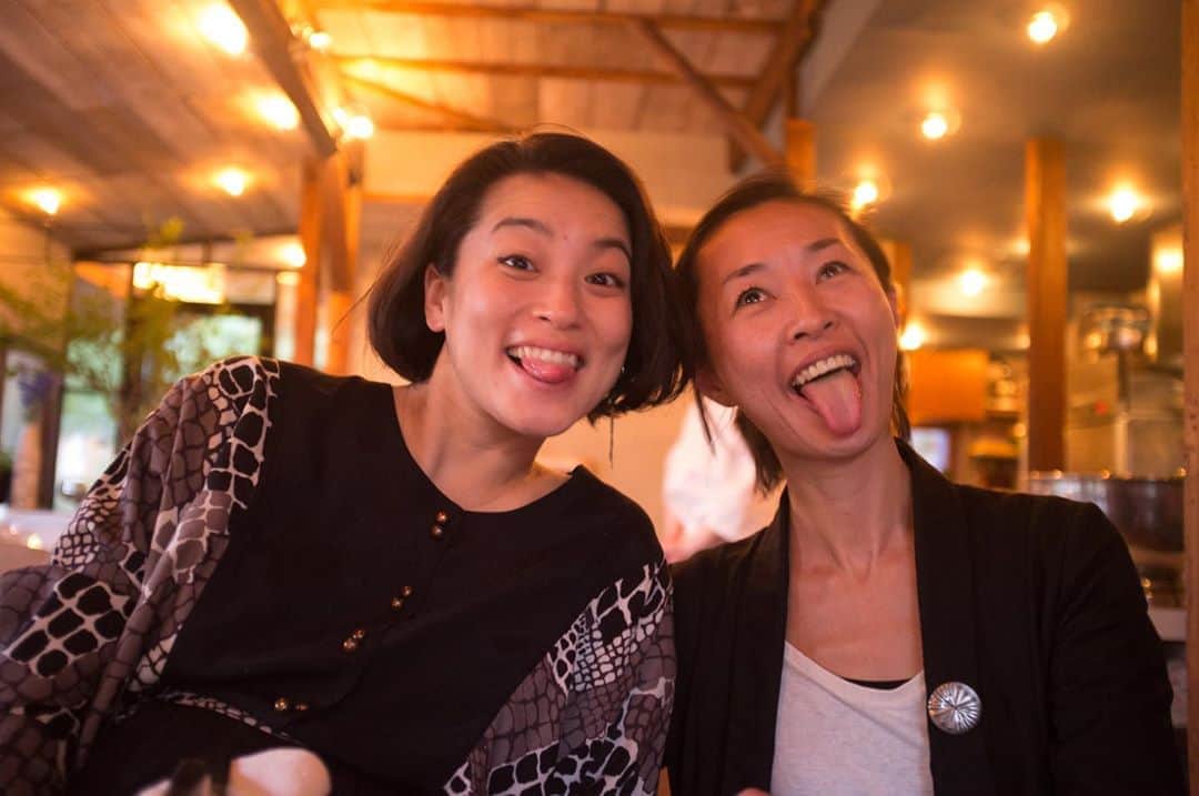 桃生亜希子のインスタグラム：「NYから帰ってきて、息子が生まれるギリギリの頃、eatrip へ美味しいごはんを食べに旦那さんと行った時の写真をさっきもらったよ。 　あけみちゃんとのいい写真🌞 🙏 あけみちゃん、ありがとう❤️ 大好きだよ🤍」