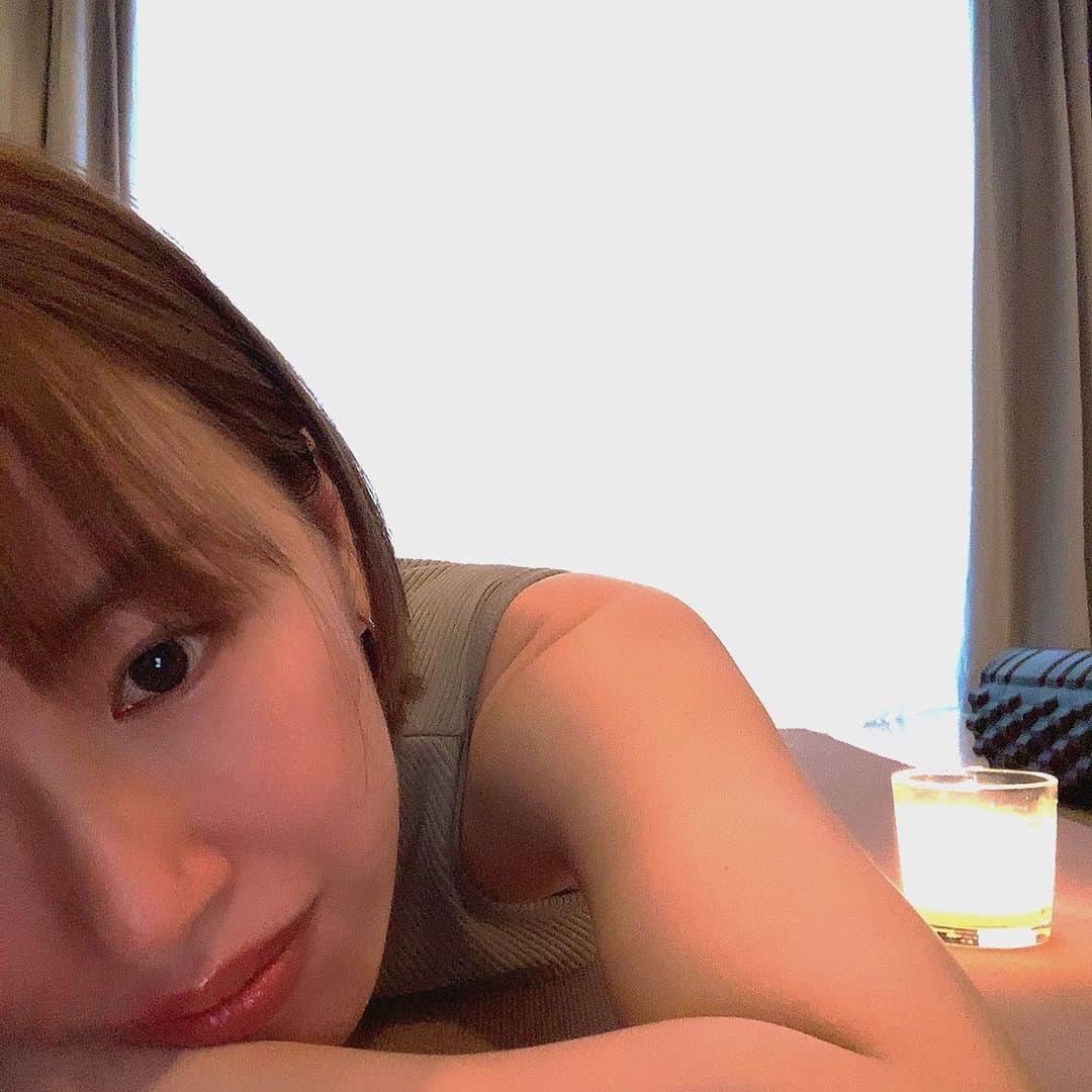 のインスタグラム：「🧞‍♂️﻿ ﻿ 最近は、三日に1回くらい﻿ のペースで買出しに出ています。﻿ ﻿ それ以外は﻿ 家で出来るだけモチベーションを﻿ 下げないように試行錯誤しています。﻿ ﻿ でも体はどうしても鈍ってしまうので、﻿ 今まではやっていなかったけど、﻿ 自分を試すつもりで、﻿ ・ゆるめヨガ﻿ ・腹筋100回﻿ ・プランク30秒-45秒-1分﻿ (動画で1分は恥ずかしかった😑)﻿ を毎日必ずやるようにしています！﻿ ﻿ 決めた事を達成していくと、﻿ それ以外は少しダラダラしてしまっても﻿ (ポテチ食べても🤫)﻿ 罪悪感が薄れるかなと思って😂﻿ ﻿ 自分への課題をつくると楽しいです！﻿ ﻿ ﻿ #アプリは人を勘違いさせるね﻿ #すっぴんこんなもんじゃないよ﻿」