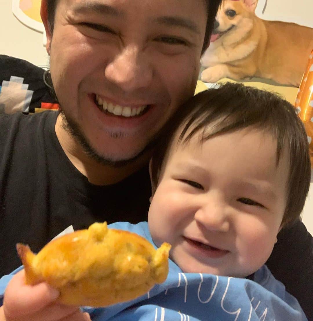 スティーブン・チョンのインスタグラム：「我都話佢鍾意食㗎啦😍😍😍 #香蕉蛋糕」