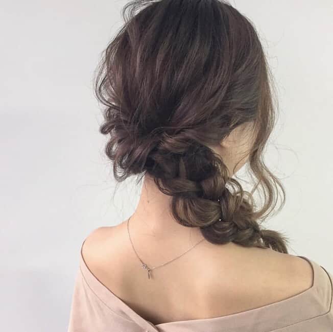 Locariのインスタグラム：「【おうち時間も可愛く♡楽ちんなのに色っぽい「片寄せヘア」10選】 Photo by @tatsuyadream1101 さん . . #ヘアー#ヘアーアレンジ#アレンジ術#簡単アレンジ」