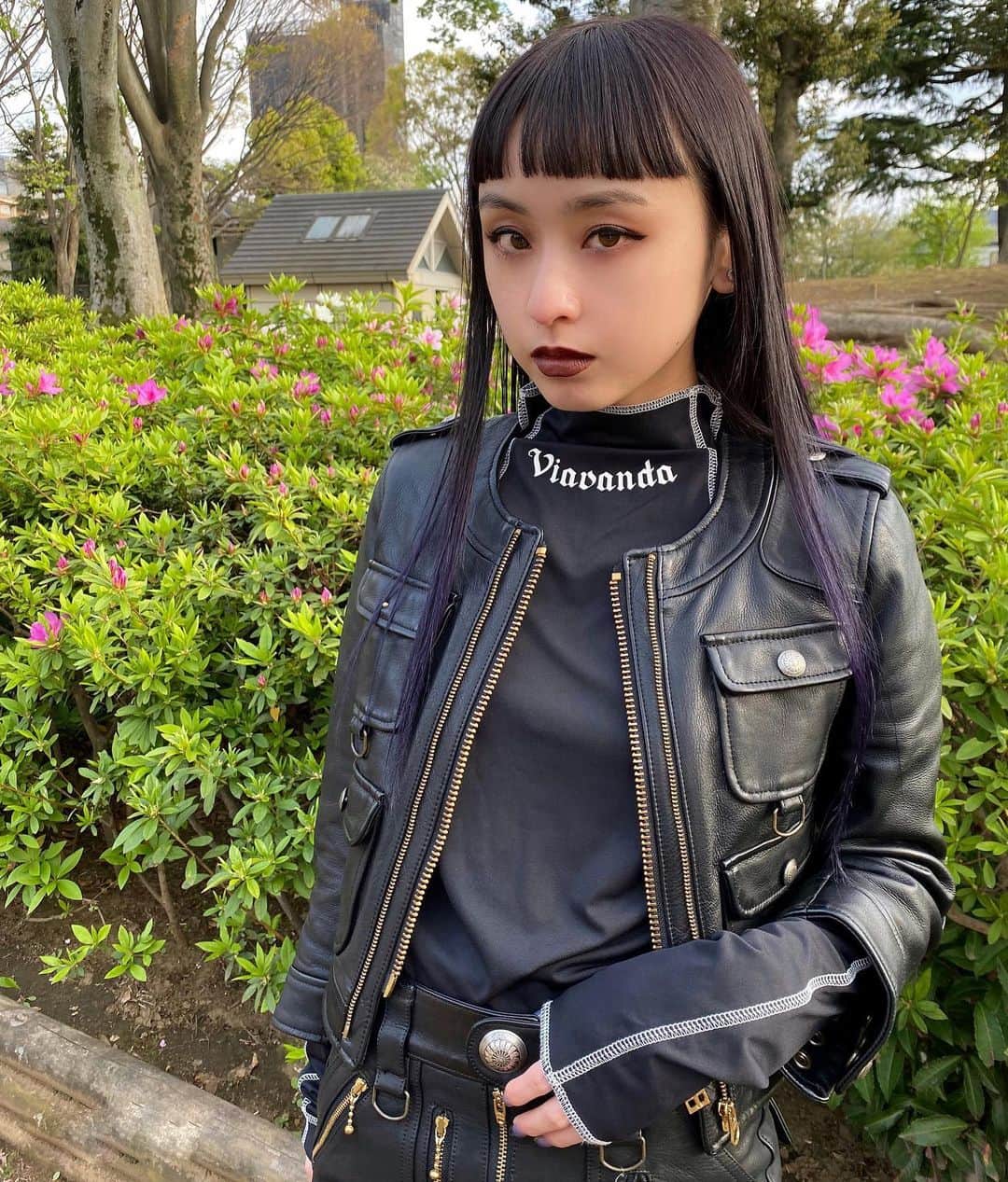 aoiのインスタグラム：「引きこもり生活2週間たちました🌿 みんなにはやく会いたいな @__momonana__ のブランド @viavanda_official のトップスなんにでも合わせられる…！」