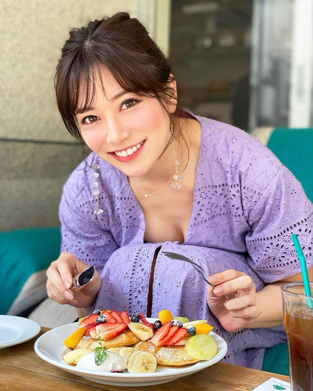 石井里奈さんのインスタグラム写真 - (石井里奈Instagram)「こんばんは🥞✨ . 今夜は里奈ログ😘❣️ （撮り溜めの外食編が、ついにこれおしまい😢） . 撮影でスタジオ近くのボンダイカフェでパンケーキランチ🥞🍓 テラス席でソファーでまったりフルーツが沢山載ったパンケーキをいただいたよ🐥💕メープルシロップ沢山かけて美味しかったなぁ☺️🥰 . しばらく外食の里奈ログはお届けできませんが、おうち編で里奈ログ続けて行けたらいいなと思います😋🍓 . 今日はピーチガールをみて過ごしました📺楽しい笑 今日もお疲れ様でした❤️ . #りなまるグルメ #パンケーキ #pancake #モーニング #渋谷 #渋谷ランチ #代々木公園 #yoyogipark #パンケーキ巡り #パンケーキ部 #東京ランチ #渋谷カフェ #カフェ巡り #mercuryduo #マーキュリーデュオ #田中みな実 #グルメ女子 #グルメ #ピーチガール #netflix #少女漫画 #漫画好き #comic #おうち時間 #ポニーテール #ヘアアレンジ #春ワンピ #shibuya #ボンダイカフェ #公園」4月11日 20時02分 - ri7tin1025