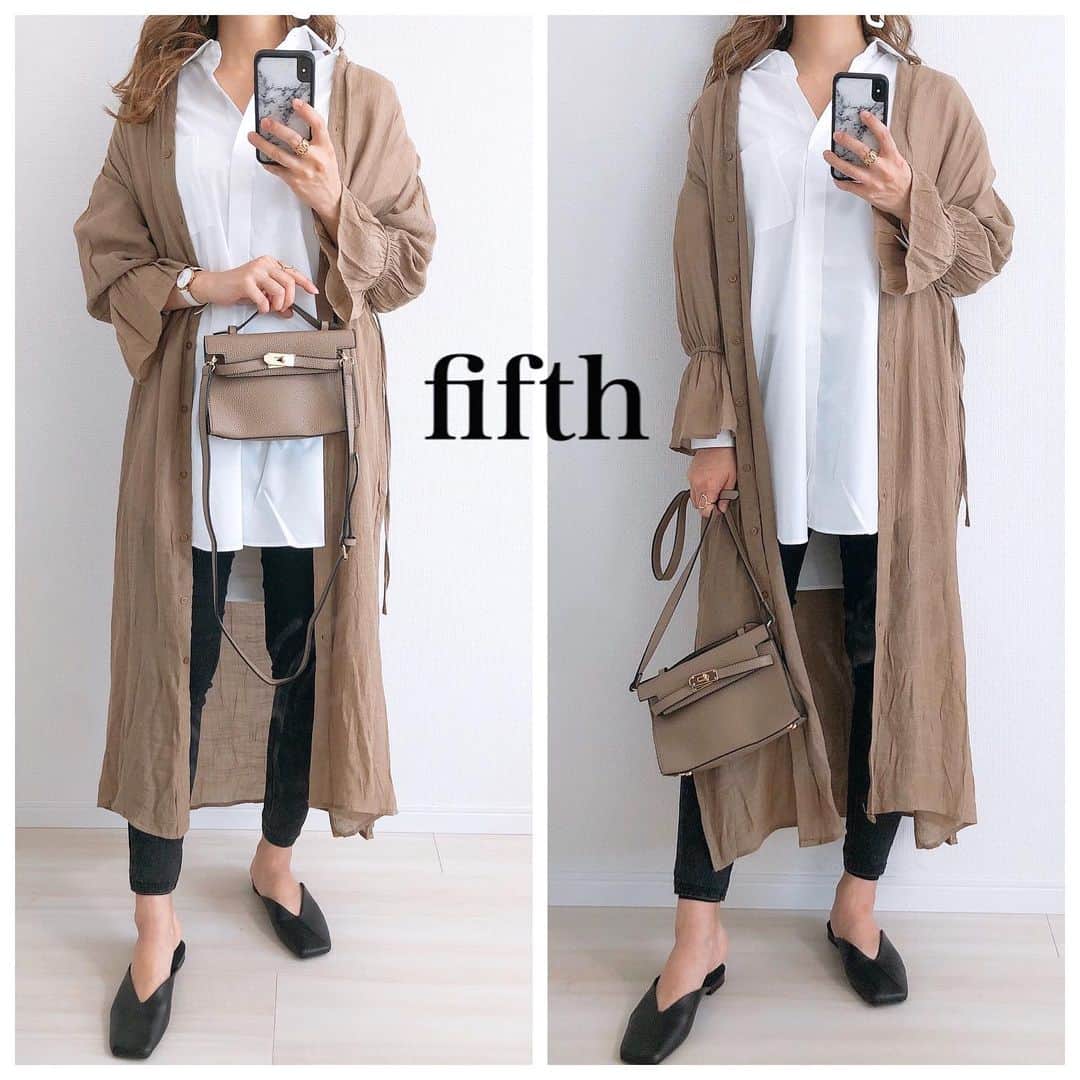 Miyoのインスタグラム：「2020.4.11 ・ 羽織りやワンピとしても着れる @fifth_store のシャツワンピース♥️ 柔らかくて透け感のある楊柳素材が今っぽい🥰👌🏻 ・ #楊柳シフォンガウンシャツワンピース　…#fifth#fifthtl#フィフス シャツ…GU デニム…楽天 #フロントミニベルトショルダー　… #EditSheen#エディットシーン　@editsheen_store 靴…ZARA ・ ・ ・ #bag#バッグ#ワンピース#高身長コーデ#今日のコーデ#春コーデ#カジュアル#巻き髪#産後#産後ダイエット#産後コーデ#ママ#ママコーデ#ママファッション#GUコーデ#ザラコーデ#デニムコーデ#プチプラコーデ#プチプラファッション#シンプルコーデ#カジュアルコーデ#大人カジュアル」