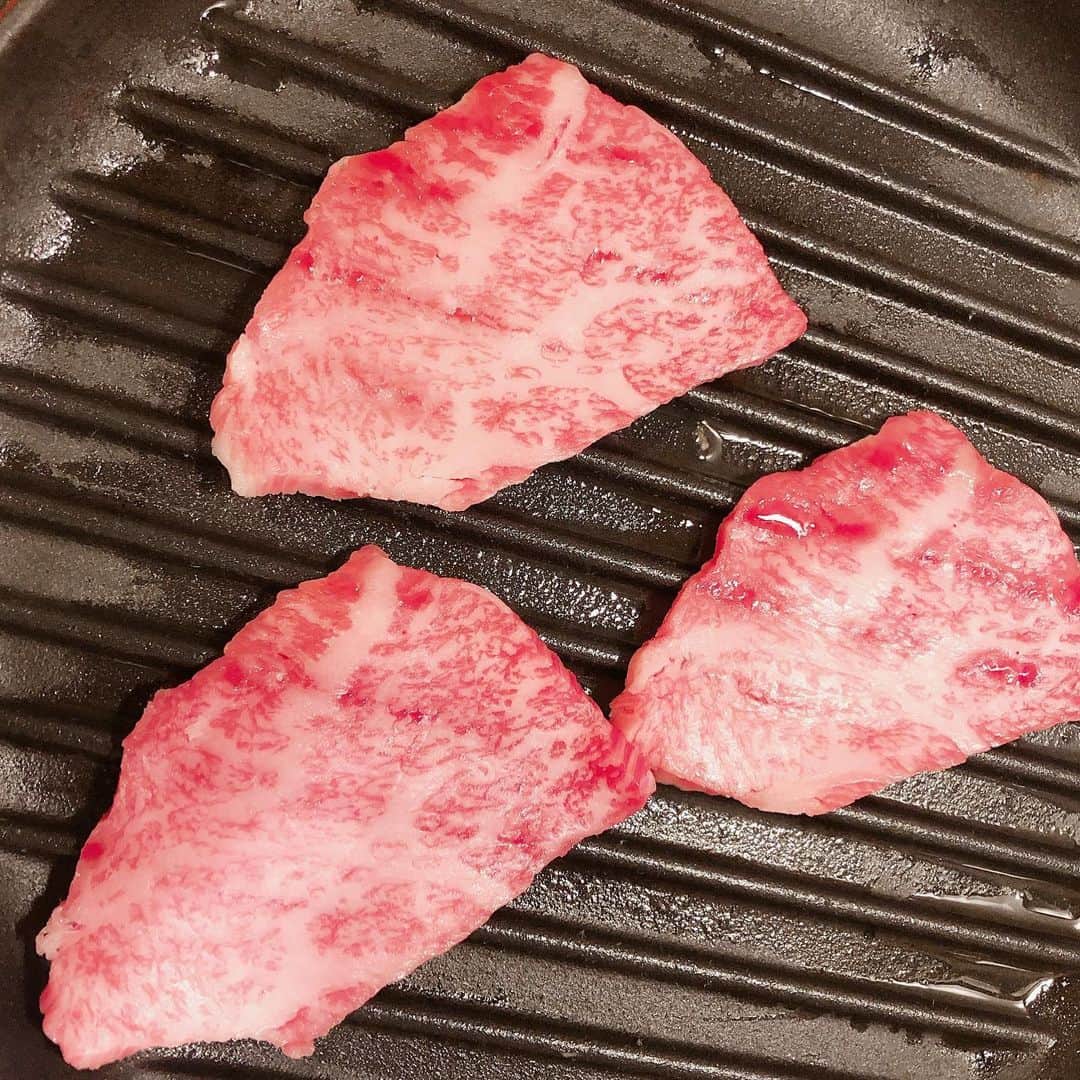 阿部洋子さんのインスタグラム写真 - (阿部洋子Instagram)「🍴🍴🍴 おうちで、 #ひとり焼肉  #ともさんかく #おうちごはん  #cooking  #stayhome」4月11日 20時07分 - hirocoring