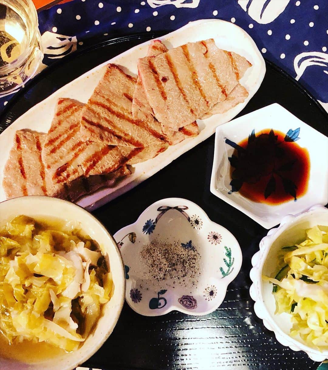 阿部洋子さんのインスタグラム写真 - (阿部洋子Instagram)「😋 #ひとり焼肉 #おうちごはん #cooking  今朝作った、#コールスロー と、 舞茸とキャベツのスープ。  #stayhome」4月11日 20時09分 - hirocoring