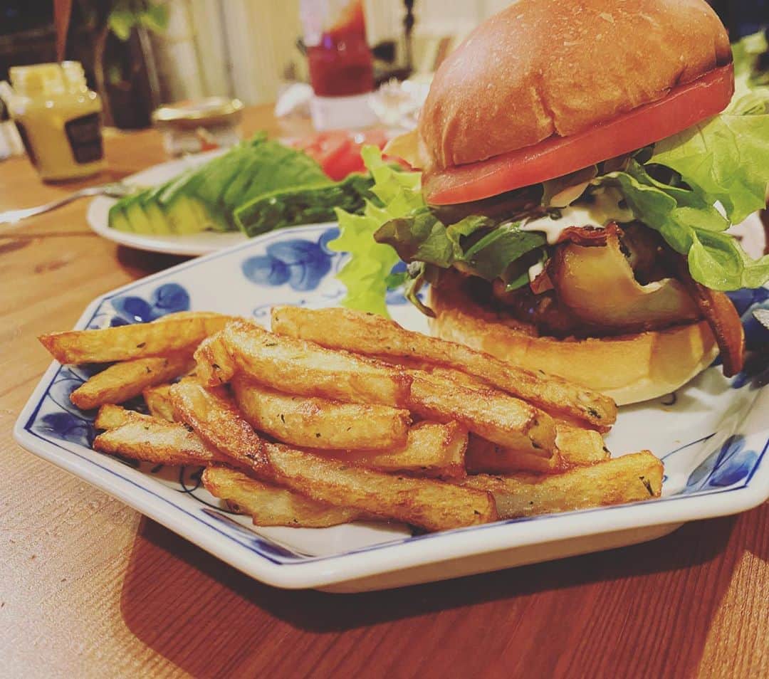 安藤裕子さんのインスタグラム写真 - (安藤裕子Instagram)「#おうち時間 ということで #おうちハンバーガー屋さん　🍔  もりもり　 自分でパテを形作ってプレートで焼いて 楽しかったみたい」4月11日 20時25分 - yuko_ando