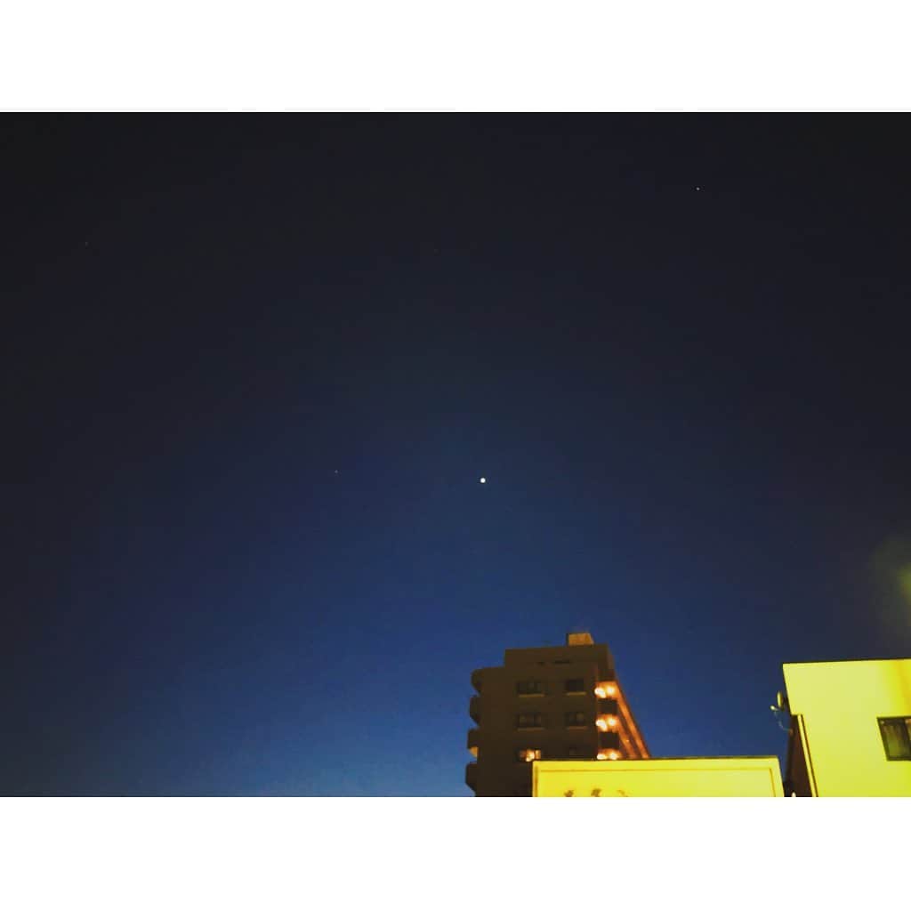 水戸悠夏子さんのインスタグラム写真 - (水戸悠夏子Instagram)「真っ暗になる前の、紺色の空がとても綺麗でした〜。金星がよく見えました。#Venus」4月11日 20時19分 - mitoyukako