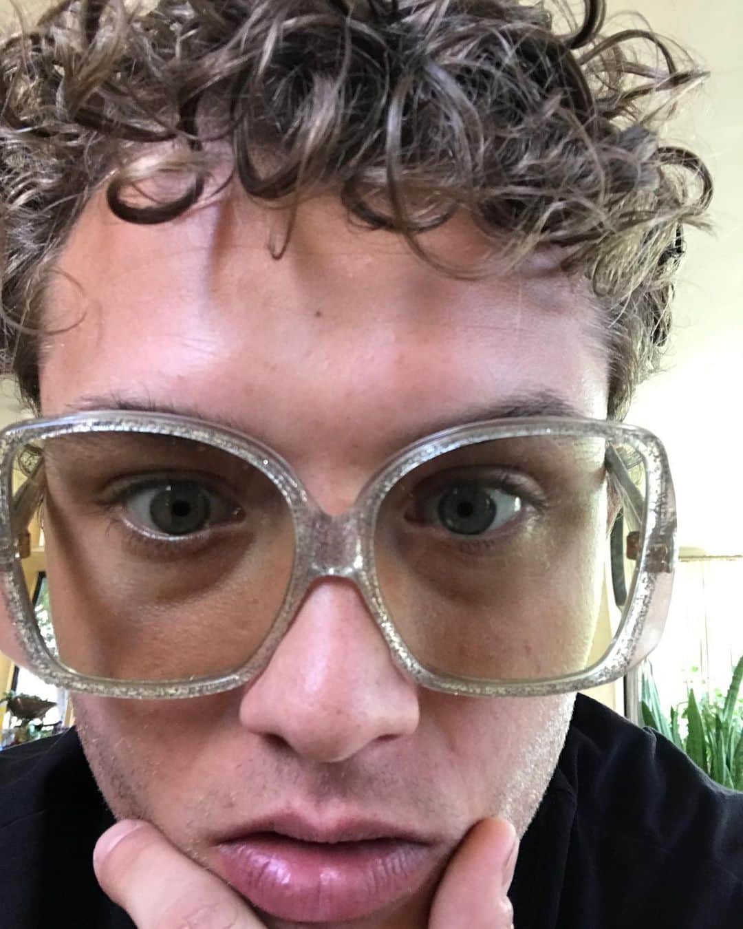 ラファティ・ロウのインスタグラム：「Hmmm which room should I read in today kitchen, bedroom or bathroom 🧐 them quarantine choices」