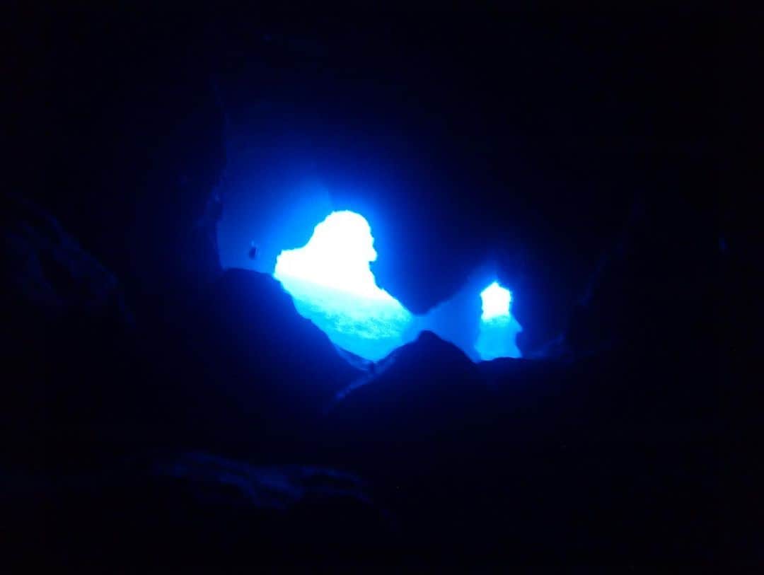 大倉士門さんのインスタグラム写真 - (大倉士門Instagram)「ダイビングしてる時の 真っ暗な洞窟みたいなところを抜けた時に見える明るいブルーがほんとに大好き。この綺麗さは他のものに例えられないぐらいほんっとに綺麗な蒼さ。 今は早く家族親戚に会いたいな〜って考えてる。もちろんその次にダイビングも行きたいな〜って考えてる🤔💕」4月11日 20時34分 - shimonsmile