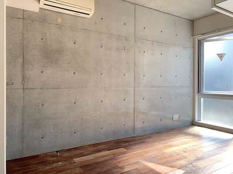 グッドルームさんのインスタグラム写真 - (グッドルームInstagram)「▼進化形メゾネット⁠ ⁠ ⁠白金台から駅近く、⁠ 閑静な住宅街に現れた上質な空間です。⁠ ⁠ ＊SOHO可のお部屋です＊⁠ ⁠ -------------------⁠ ⁠ 東京 #白金台 1DK 37.59㎡⁠ ⁠ コンクリート打ちっ放しをあしらった、⁠ 3層になったメゾネット。⁠ ⁠ 玄関は2階、リビングが3階、⁠ ベッドルームが4階になっています。⁠ ⁠ メインの生活空間は3階のDKと、⁠ 4階のベッドルーム。⁠ ⁠ SOHOとして使う場合は、⁠ DKをオフィススペースにして、⁠ ベッドルームはプライベートスペースに。⁠ ⁠ そんな使い方もできますね。⁠ ⁠ ・⁠ こちらの物件は実際に住めるお部屋です。詳細はストーリー、ハイライトにて！⁠ ・⁠ こだわりのお部屋探しは、@goodroom_jp から URLをチェック！⁣⁣⁣⁣⁣⁣⁣⁣⁣⠀⁣⠀﻿⁠ ・⠀﻿⁠ ※最新のお家賃につきましては、リンク先物件ページからご確認ください。⁠ ⁠・⁠」4月11日 20時34分 - goodroom_jp