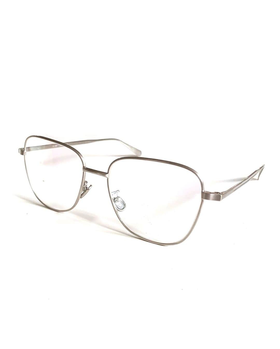 GLOBE SPECS_officialさんのインスタグラム写真 - (GLOBE SPECS_officialInstagram)「2020年春夏の新作が各ブランドで発表になりました。今季も胸踊るような新作が続々と入荷してきました。 ※取り扱いのブランドに関しては全国のお取り扱い店でも購入いただけます。詳しくはHP取扱店一覧をご覧ください。  GERNOT LINDNER  そこで今回は入荷したばかりの新作を使い「CHALLENGE×CHANGE」キャンペーンと銘打ち、いつもの自分なら選ばない少しチャレンジしたモデルを着用し、新たなる自分へチェンジしてみようという試みとなっています。 NHK番組の「せかほし」をご覧になっても分かる通り世界はほしくなるメガネにあふれています。この「CHALLENGE×CHANGE」キャンペーンでその様子を順次ご紹介していきます」  #challenge_change  @globespecs_official  #202ssnewcollection @gernotlindnereyewear  #gernotlindner  #presshatachi  #wholesalebrand  #ahlem #anneetvalentineyewear  #gernotlindner #globespecs  #lescalunetier  #lunor #laloop  #dianetaylor #robertmarcnyc」4月11日 20時34分 - globespecs_official