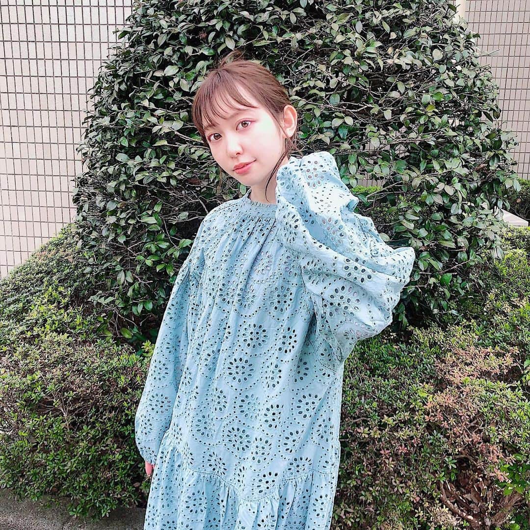 木村ミサのインスタグラム：「スーパーでるだけだけど﻿ メイクして最近届いた﻿ @ungrid_official のワンピース着て外出た👗﻿ ﻿ ﻿ てるてるぼうずって言われたけど﻿ 今日晴れてるからいいや🌈笑﻿ ﻿ 日光浴びるの大事やね‪⸜‪‪☺︎‬⸝‬‪‪﻿ ﻿ ﻿ ﻿ ﻿ #ootd #outfit #code #onepiece #春コーデ #春服 #ungrid #みいしふく ﻿ #低身長コーデ  #오오티디 #데일리룩 #옷스타그램 #데이트룩  #셀피그램﻿ #stayhome #おうちasobi #ouchiasobi」