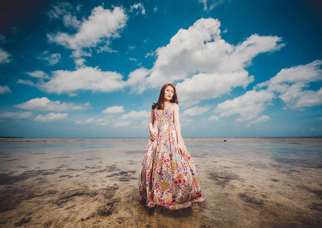 イルコ光の魔術師のインスタグラム：「今日も2枚アップでーす❗️この前石垣島行ったときの写真、Sigma 14-24mmレンズで撮影❗️そして最近は早く寝てほぼ毎日朝4時に起きてるので、なんか新鮮❗️右からストロボ1灯でライティング❗️. . モデル: Mari . . 新しい @ilkomobile アカウントにiPhoneで撮ってるポートレートもアップしますよ！いい光があればカメラ&レンズはなんでもいいと思います . . #ストロビスト #ポートレート #海 #14mm #Sigma #instagramjapan #石垣島 #東京カメラ部 #ig_today #igersjp #tokyocameraclub #instalike #instagramhub #team_jp_ #vscogoodshot #strobist #strobistlighting #portrait_perfection #iphonephotography #イルコ #光の魔術師 #桜 #instagramhub #カメラ女子 #iphoneography  #lovers_nippon #ファインダー越しの私の世界 #写真好きな人と繋がりたい #portrait」