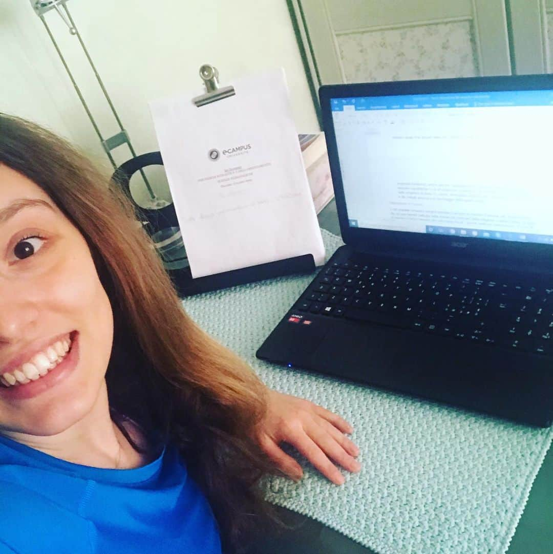 ジャダ・ルッソのインスタグラム：「Nonostante il periodo difficile @uniecampus mi permette di continuare a studiare e a sostenere gli esami da casa 📚💻 #iorestoacasa#iostudioacasa#uniecampus#esamionline# @sabrina.gonzatto @uniecampus」