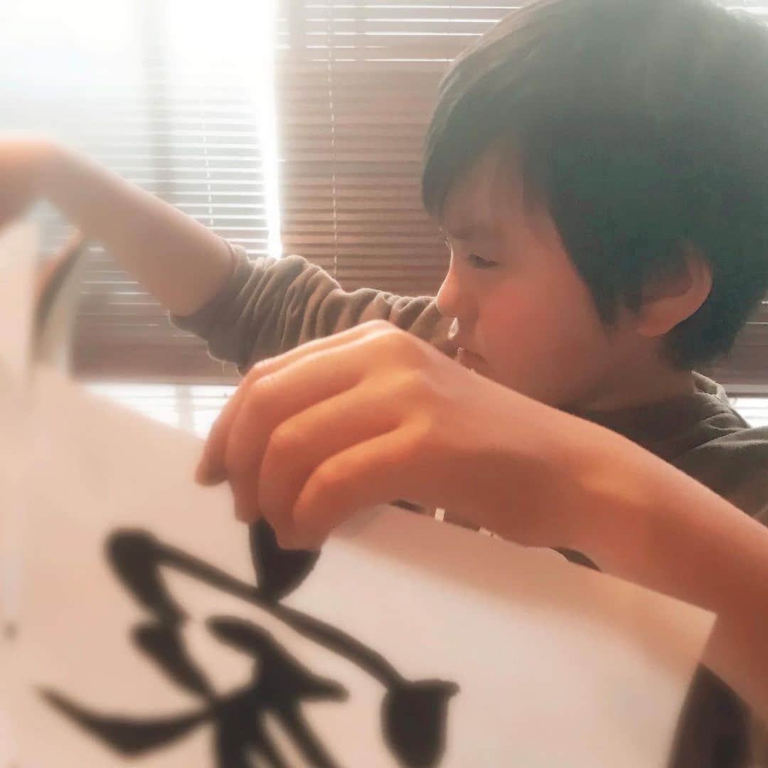 髙橋來さんのインスタグラム写真 - (髙橋來Instagram)「✳︎ 土曜日は 書道塾の日です。 ・ お教室はしばらくお休みなので、 家で練習します🖌 ・ ・ #書道  #おうち時間  #髙橋來」4月11日 20時30分 - rye.takahashi