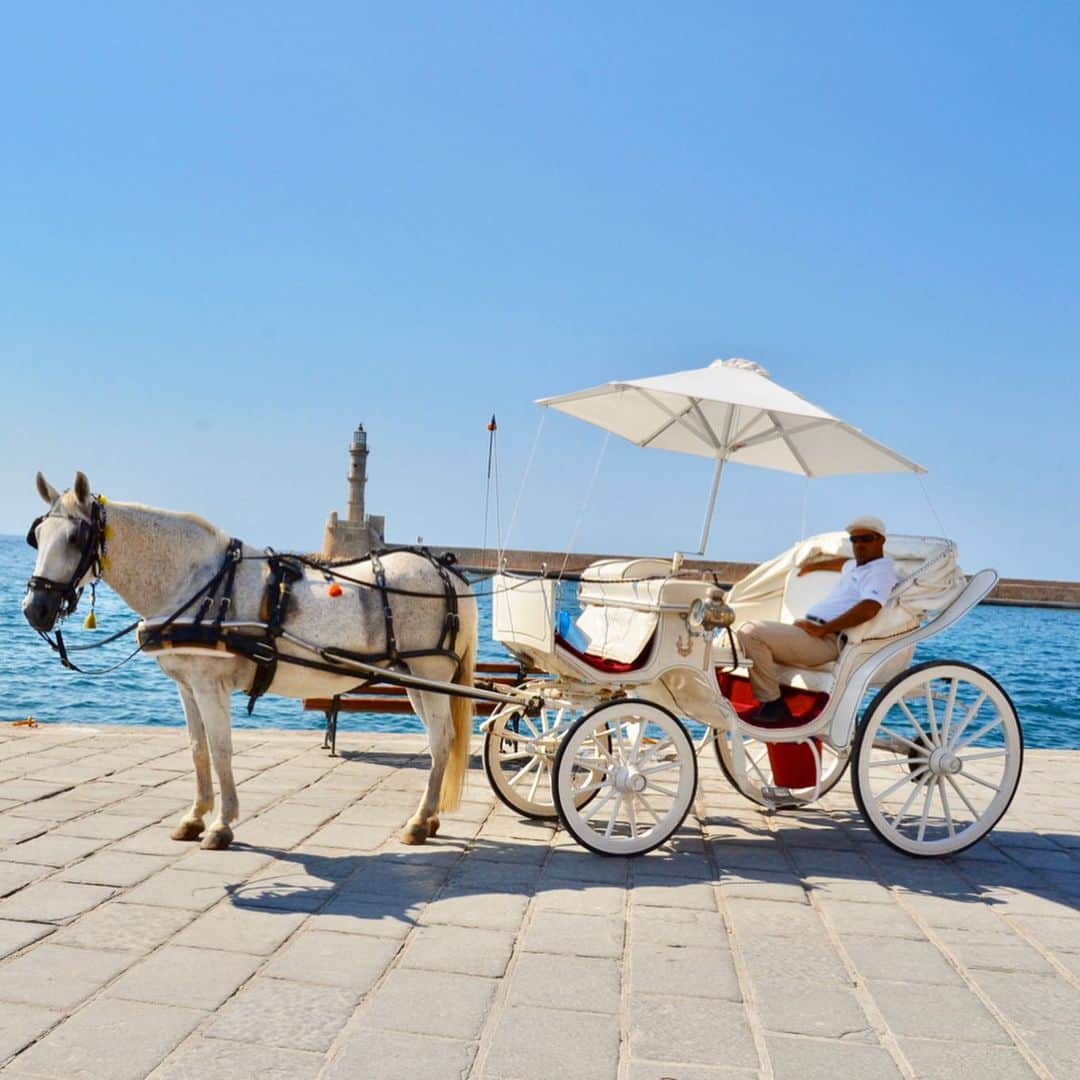 小林希さんのインスタグラム写真 - (小林希Instagram)「❤︎思い出トリップ 05❤︎﻿ ギリシャのクレタ島。﻿ ギリシャの島々は白と青の﻿ 町並みが有名ですが、﻿ クレタ島はとってもカラフル。﻿ 優しい雰囲気の島です。﻿ ベネチアンポートと呼ばれる﻿ かわいらしい港では﻿ 日がな観光客があふれ﻿ 夏の夜を楽しんでいました。﻿ そうそう、ギリシア料理は﻿ 「地中海料理」の一つとして﻿ 世界遺産に登録されています。﻿ ギリシアはクレタ島から﻿ キクラデス諸島をホッピングしました。﻿ ﻿ 日に日に感染拡大しています。﻿ みなさん、協力して、外出自粛を﻿ がんばりましょうね！﻿ そして日用品や薬を売ったり﻿ 外で働く方々、医療従事者の方﻿ ありがとうございます。 ﻿ ﻿ ﻿ ❤︎MEMORIES OF TRIP 05❤︎﻿ ﻿ Crete Island in Greece﻿ Though islands in Greece is famous for blue and white townscape, Crete island have many colorful place and it's island with gentle atmosphere.﻿ Nice harbor called Venetian port was full of tourists all day and they enjoyed summer nights.﻿ And Mediterranean diet including Greek food is classified as a Intangible Cultural Heritage.﻿ I traveled from Crete Island to Cyclades Islands.﻿ ﻿ The coronavirus infection is spreading day by day.﻿ Let's put our heads together and stay at home.﻿ And I am very thankful to people who sell daily necessities and medicines,work outside and healthcare workers.﻿ ﻿ #思い出トリップ#美しい村#travel#trip#journey#travel#trip#journey#旅行好きな人と繋がりたい#ギリシャ #クレタ島 #creta #greek﻿」4月11日 20時35分 - nozokoneko