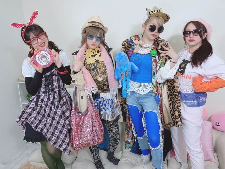茂木忍さんのインスタグラム写真 - (茂木忍Instagram)「この格好の詳細はぜひYouTube(ゆうなぁもぎおんチャンネル)をご覧ください👯‍♀️👯‍♀️ . . #ゆうなぁもぎおんチャンネル  #ダサい服選手権  #全員この格好で家から来た  #街も歩きました  #電車も乗りました  #強心臓」4月11日 20時42分 - _mogi_shinobu_