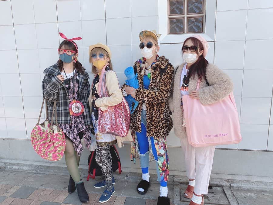 茂木忍さんのインスタグラム写真 - (茂木忍Instagram)「この格好の詳細はぜひYouTube(ゆうなぁもぎおんチャンネル)をご覧ください👯‍♀️👯‍♀️ . . #ゆうなぁもぎおんチャンネル  #ダサい服選手権  #全員この格好で家から来た  #街も歩きました  #電車も乗りました  #強心臓」4月11日 20時42分 - _mogi_shinobu_