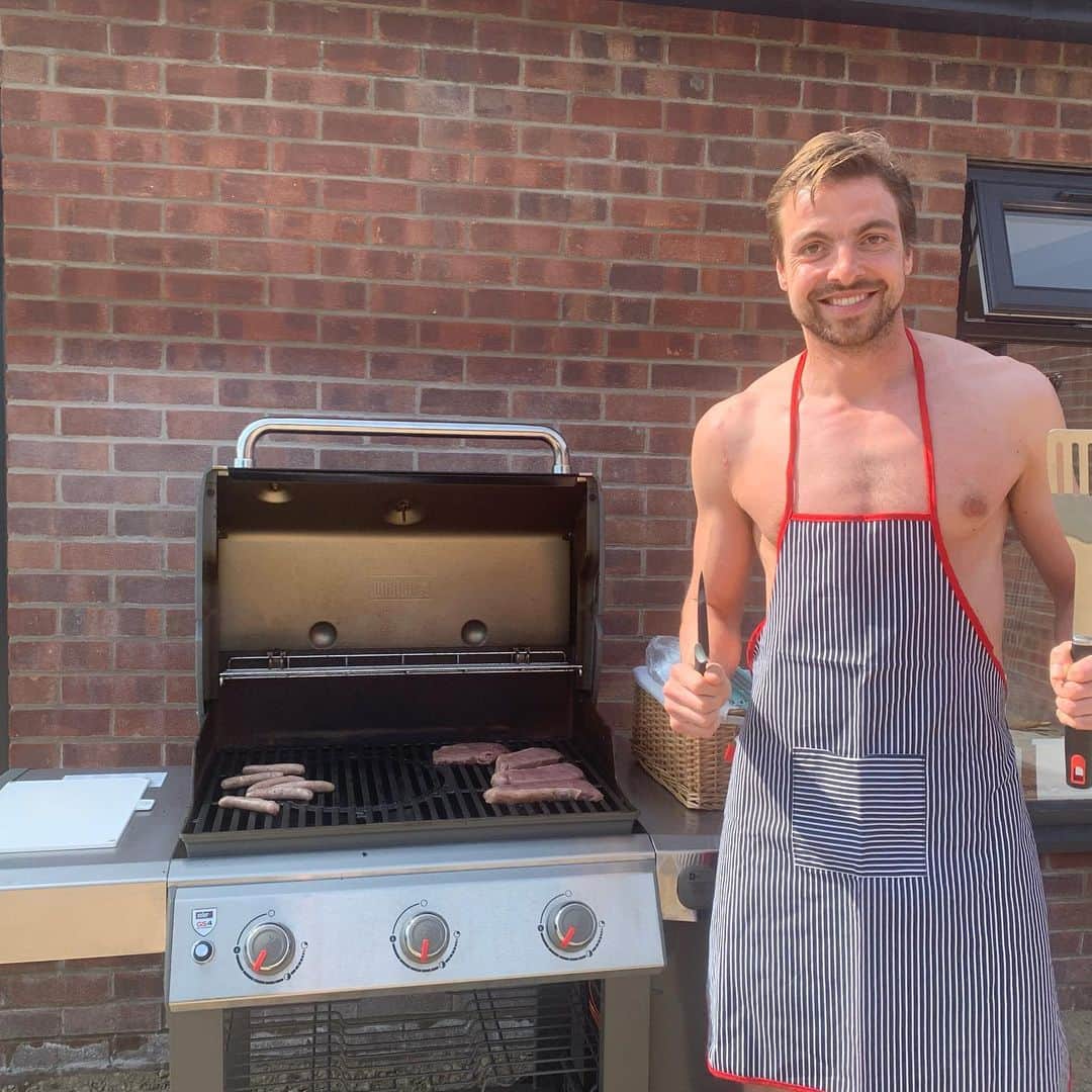 ティム・クルルのインスタグラム：「Coming for you @jamieoliver ... naked chef audition 👨🏻‍🍳 #stayhome #bbqathome #chef #nakedchef #tvshow」