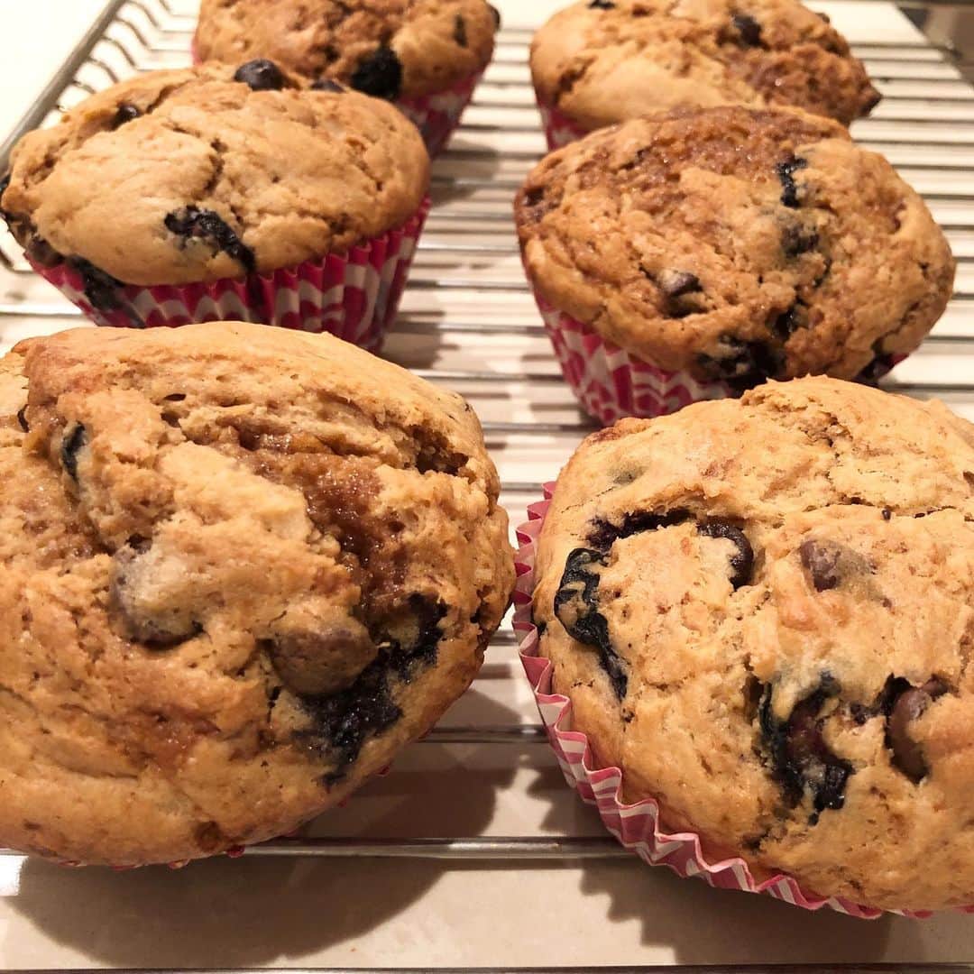 のインスタグラム：「Freshly baked blueberry &chocolate muffins!! Can’t wait to munch on these😙  焼き立てマフィン。ブルーベリーとチョコレート😊おうちの中が幸せな香り。  #うちごはん　#homemademuffins #おうち時間 #マフィン　#明日のおやつに　#幸せの香り　#内田恭子　#kyokouchida」