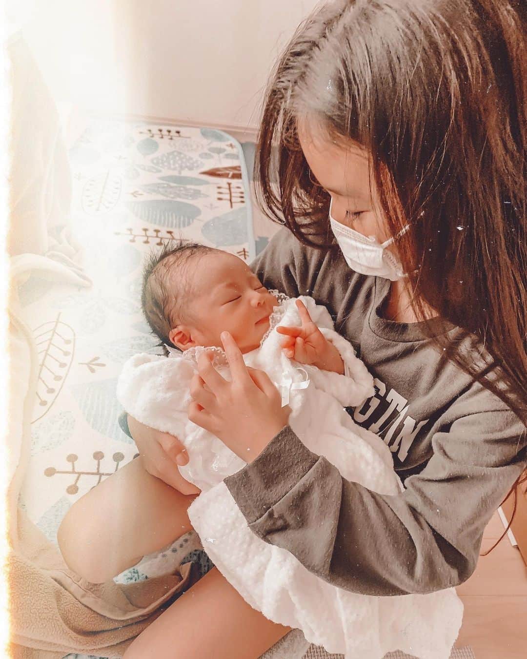 ✷kana✷のインスタグラム：「🧚‍♂️👼🏼🦄✨ . . 新生児かわいくてたまらないね〜 すっかりお姉さん気分のりーさん♡ このうれしそうな顔よw 徒歩3分圏内に住む いとこ同士になります😆 . . #hellobaby」