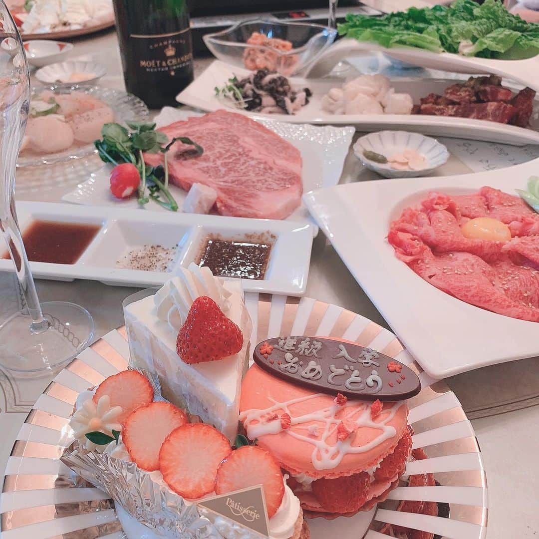 堀江直美さんのインスタグラム写真 - (堀江直美Instagram)「入学のお祝いDinnerは子供達のリクエストでお家焼肉🥩 * 毎回子供達のハレノヒには駆けつけてくれる👨🏼‍🦳👩🏻‍🦳も今回は自粛🏠沢山TV電話しました📲 * これもまた思い出だね🌸 * #おうち時間#おうちごはん#家焼肉#お家時間#stayhome#stayathome#おうち焼肉#hncooking#家族時間#夕飯#family#familytime」4月11日 20時49分 - naomiiiiiiiiiiii