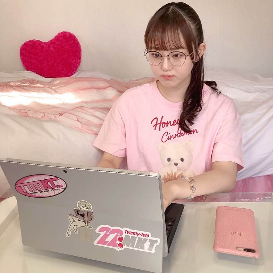 伊藤小春のインスタグラム：「・﻿ 休校中の授業はオンラインになりました🌷﻿ ﻿ テーブルをベッドに寄せて隙間に入り込むのが私の定位置です（勉強机の存在は無視するスタイル）﻿ ﻿ ﻿ #maisondesabre のiPhoneケースは、自分でイニシャルを入れられるやつです！﻿ 見えにくいけど「K.R」って入ってます🌟﻿ ﻿ KOHARUから見栄えの良いKとRを抜粋しました。笑﻿ ﻿ #22market #honeycinnamon」