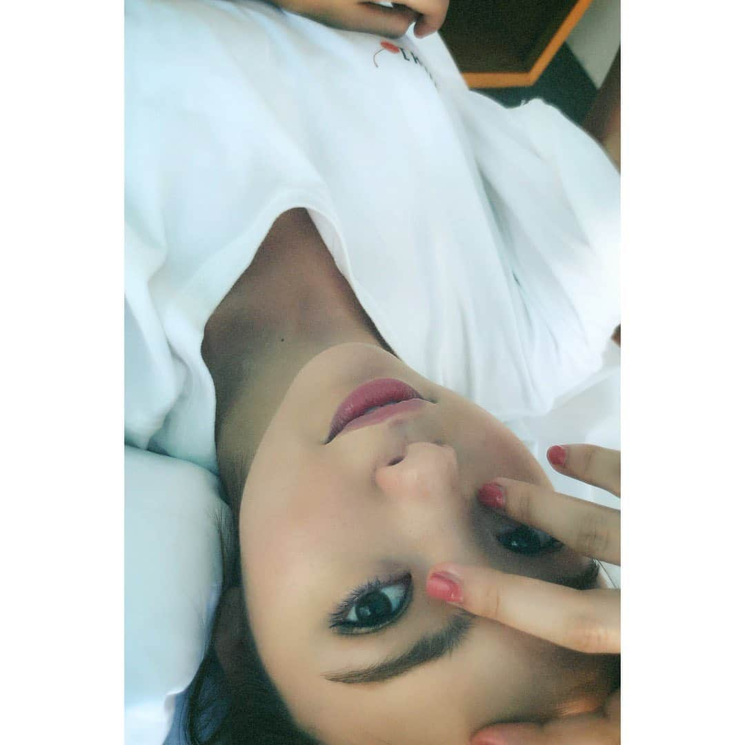 藤田ニコル（にこるん）さんのインスタグラム写真 - (藤田ニコル（にこるん）Instagram)「お家時間、妄想デートはいかがですか🏠写真集からのオフショットをぺたり。お家にこちゃんです。朝の寝起きはとてもいい方です🐷  @2525nicosuki」4月11日 20時56分 - 2525nicole2