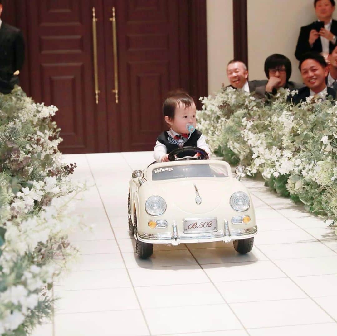 のインスタグラム：「リングボーイした時の写真が届きました💍この時の👼のお洋服トータル4万円くらいしてみさきより全然高い😂😂 みさきも乗ったことない良い車乗って…  2月初めにお姉ちゃんの結婚式で💒 今結婚式予定してた方達は本当に大変だよね💦また改めて元気に出来るといいな…  #リングボーイ #ウェディング #結婚式 #wedding #ringboy」
