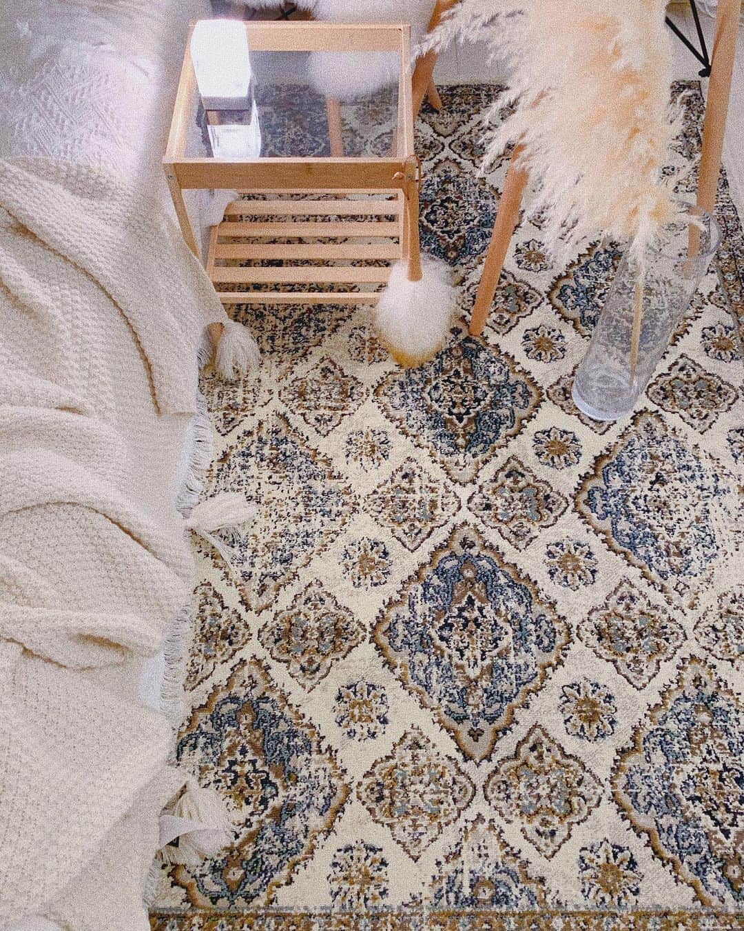 中谷愛のインスタグラム：「New carpet.. 🧶♡#ai__room」